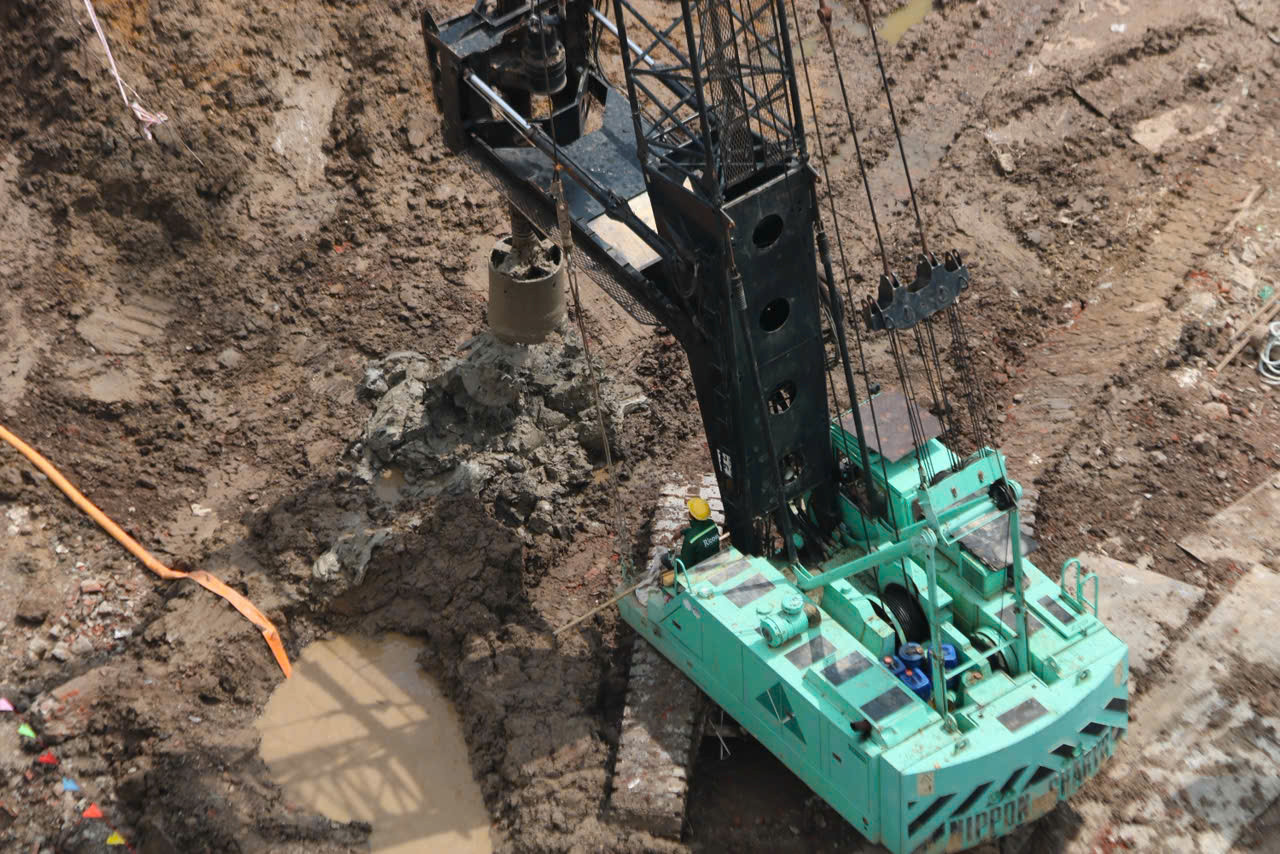 Sau nhiều năm không triển khai, đến tháng 6/2025 dự án chính thức được khởi công sau khi được gia hạn giấy phép và điều chỉnh quy hoạch. Ricons được chọn là đơn vị thi công chính, chịu trách nhiệm từ móng, hầm đến phần thân và hoàn thiện. Thời điểm hiện tại phía bên trong công trường, chủ đầu tư đã triển khai khoan cọc nhồi thử nghiệm, san nền, và phần móng hầm đang được thi công.