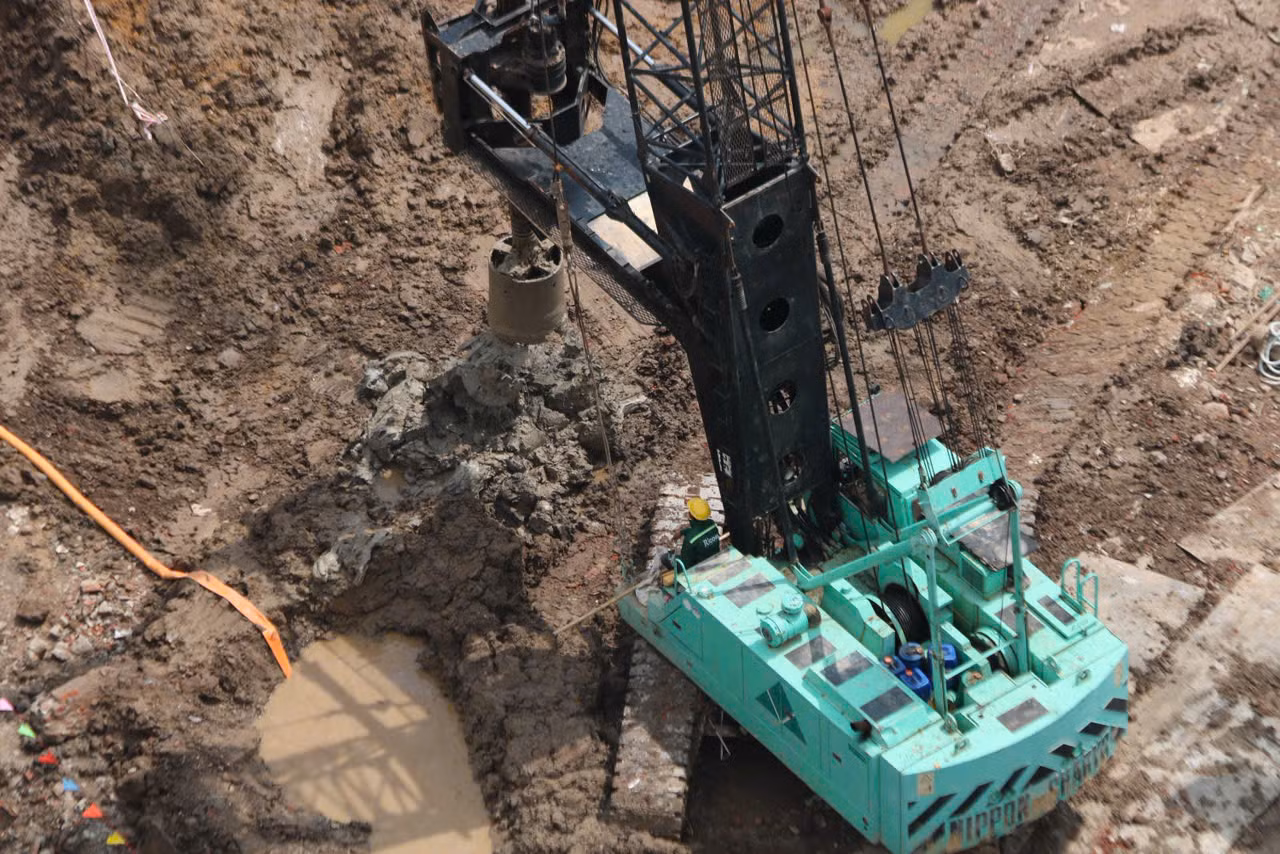 Sau nhiều năm không triển khai, đến tháng 6/2025 dự án chính thức được khởi công sau khi được gia hạn giấy phép và điều chỉnh quy hoạch. Ricons được chọn là đơn vị thi công chính, chịu trách nhiệm từ móng, hầm đến phần thân và hoàn thiện. Thời điểm hiện tại phía bên trong công trường, chủ đầu tư đã triển khai khoan cọc nhồi thử nghiệm, san nền, và phần móng hầm đang được thi công.