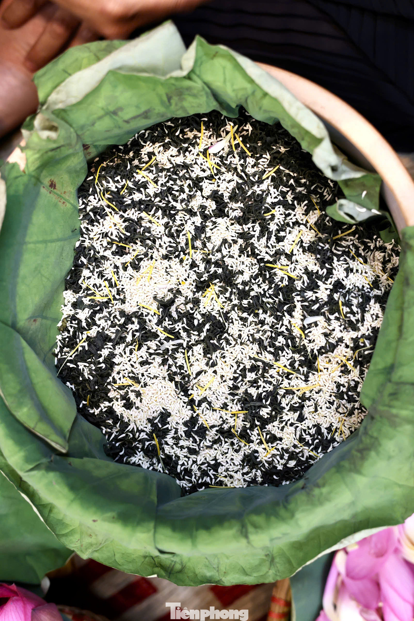 1 kg trà sen Hồ Tây thượng hạng trên thị trường có giá bán từ 7-10 triệu đồng/kg, thậm chí hơn tùy loại. "Để làm ra một kg trà sen, người nghệ nhân cần tới 1.000-1.200 bông sen. Mọi công đoạn ướp trà sen đều được làm thủ công hoàn toàn. Để ra được thức trà đặc biệt này phải cần qua 7 lần ủ gạo sen và sấy. Cứ một lớp trà rồi đến một lớp mỏng gạo sen", chị Châu Giang người làm nghề ướp trà sen lâu năm ở Tây Hồ cho biết. 1 kg trà sen Hồ Tây thượng hạng trên thị trường có giá bán từ 7-10 triệu đồng/kg, thậm chí hơn tùy loại. "Để làm ra một kg trà sen, người nghệ nhân cần tới 1.000-1.200 bông sen. Mọi công đoạn ướp trà sen đều được làm thủ công hoàn toàn. Để ra được thức trà đặc biệt này phải cần qua 7 lần ủ gạo sen và sấy. Cứ một lớp trà rồi đến một lớp mỏng gạo sen", chị Châu Giang người làm nghề ướp trà sen lâu năm ở Tây Hồ cho biết.