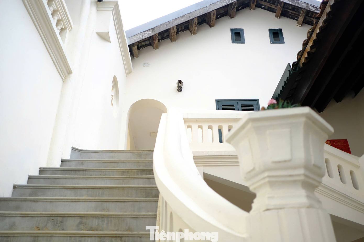 Dinh thự có tổng diện tích 10.000m2, gồm 36 phòng, thiết kế theo lối kiến trúc Á - Âu, với hình chữ nhật liên hoàn khép kín. Xung quanh tường có nhiều lỗ châu mai, có đường đi trên thành cho lính gác đi tuần. Phía sau có hệ thống đường hầm thoát hiểm. Dinh thự có tổng diện tích 10.000m2, gồm 36 phòng, thiết kế theo lối kiến trúc Á - Âu, với hình chữ nhật liên hoàn khép kín. Xung quanh tường có nhiều lỗ châu mai, có đường đi trên thành cho lính gác đi tuần. Phía sau có hệ thống đường hầm thoát hiểm.