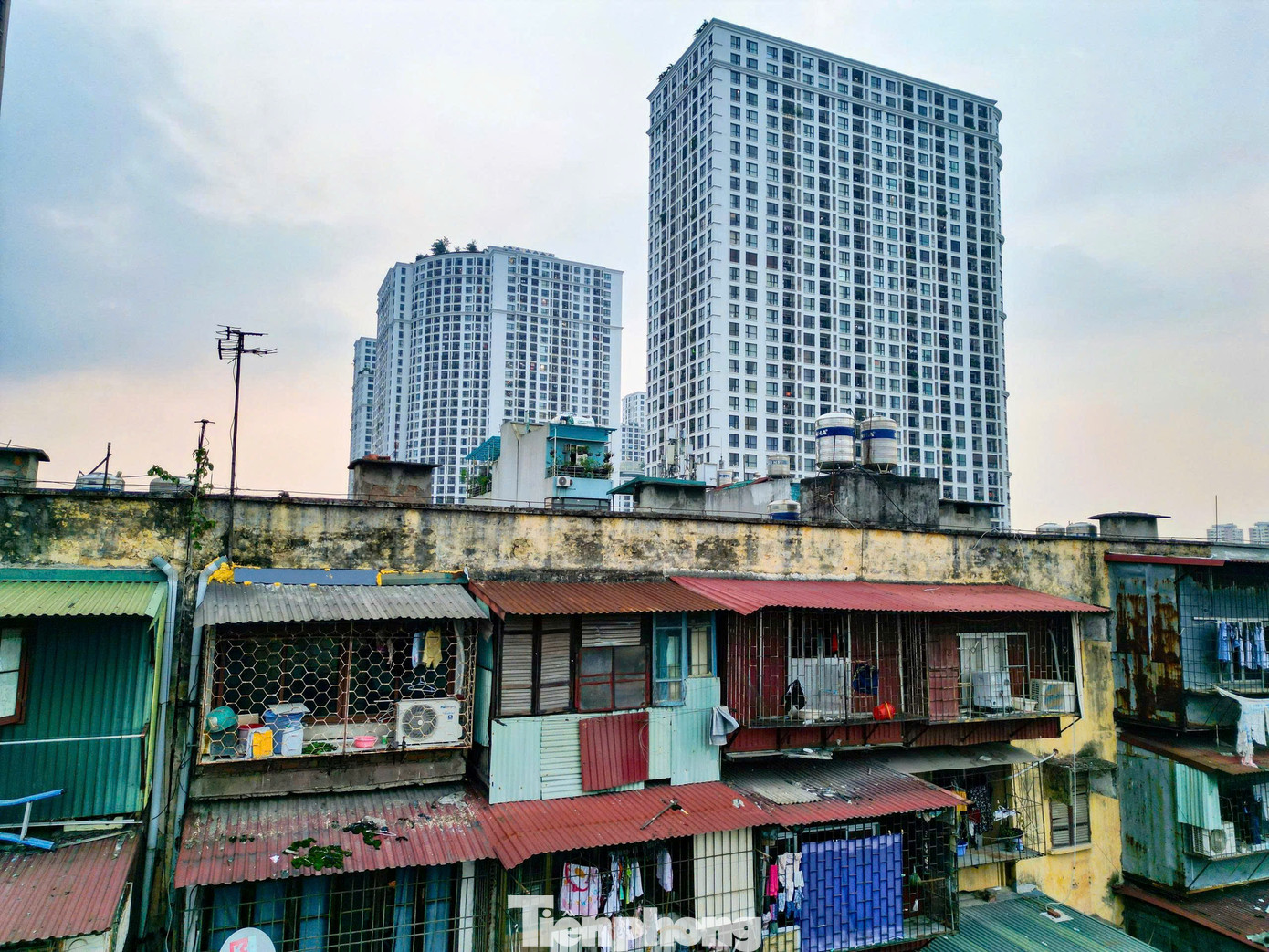 Sự đối lập ấy là hai “hơi thở” cuộc sống khác nhau của Thủ đô đang chuyển mình từng ngày.