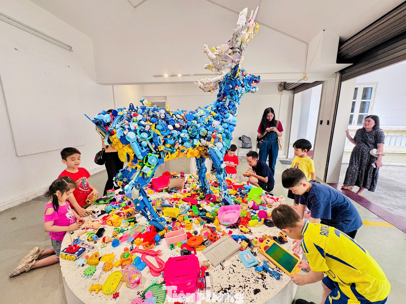 Triển lãm nhanh chóng thu hút đông đảo công chúng ở mọi lứa tuổi ghé thăm, đặc biệt là các bạn nhỏ.