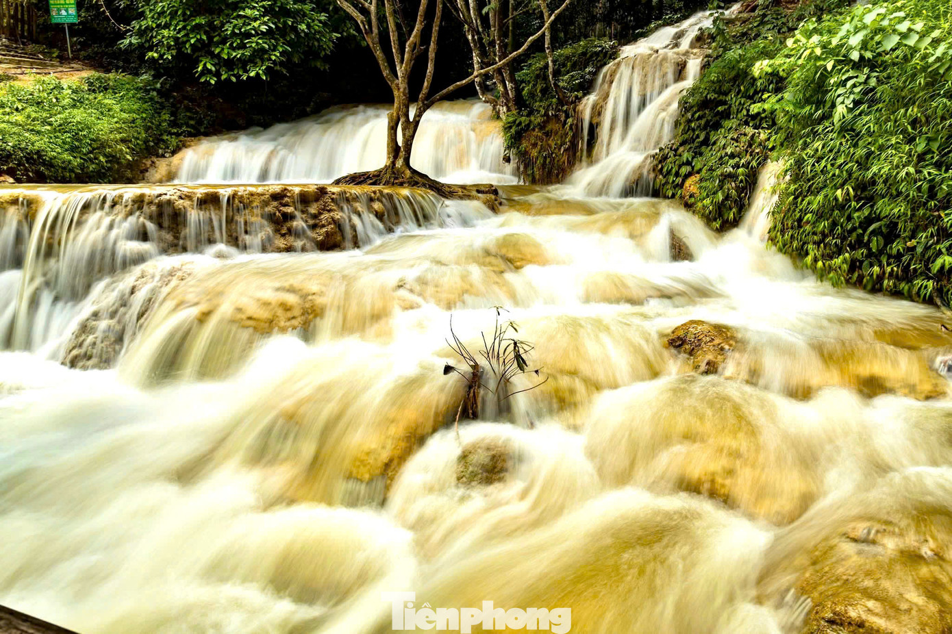 Được mệnh danh là “thiên đường giữa đại ngàn” của Thanh Hóa, Pù Luông không chỉ thu hút du khách bởi màu xanh non của lúa mà còn bởi tiếng nước suối chảy róc rách giữa rừng già. Bản Hiêu còn nổi tiếng với dòng suối Hiêu nằm phía dưới chân núi Pù Luông. Tháng 6 là thời điểm bản Hiêu đẹp nhất trong năm. Nước đổ về từ những con thác phía rừng đại ngàn, tạo nên những thanh âm hùng vĩ. Suối chảy qua những cánh đồng, nơi có những cọn nước đang đều đặn quay vòng để múc nước tưới cho đồng ruộng.