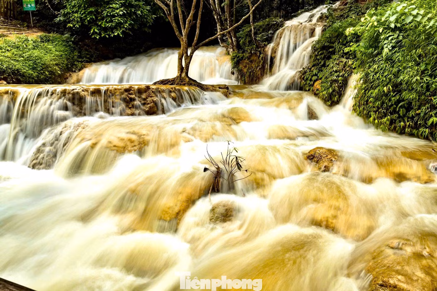 Được mệnh danh là “thiên đường giữa đại ngàn” của Thanh Hóa, Pù Luông không chỉ thu hút du khách bởi màu xanh non của lúa mà còn bởi tiếng nước suối chảy róc rách giữa rừng già. Bản Hiêu còn nổi tiếng với dòng suối Hiêu nằm phía dưới chân núi Pù Luông. Tháng 6 là thời điểm bản Hiêu đẹp nhất trong năm. Nước đổ về từ những con thác phía rừng đại ngàn, tạo nên những thanh âm hùng vĩ. Suối chảy qua những cánh đồng, nơi có những cọn nước đang đều đặn quay vòng để múc nước tưới cho đồng ruộng.