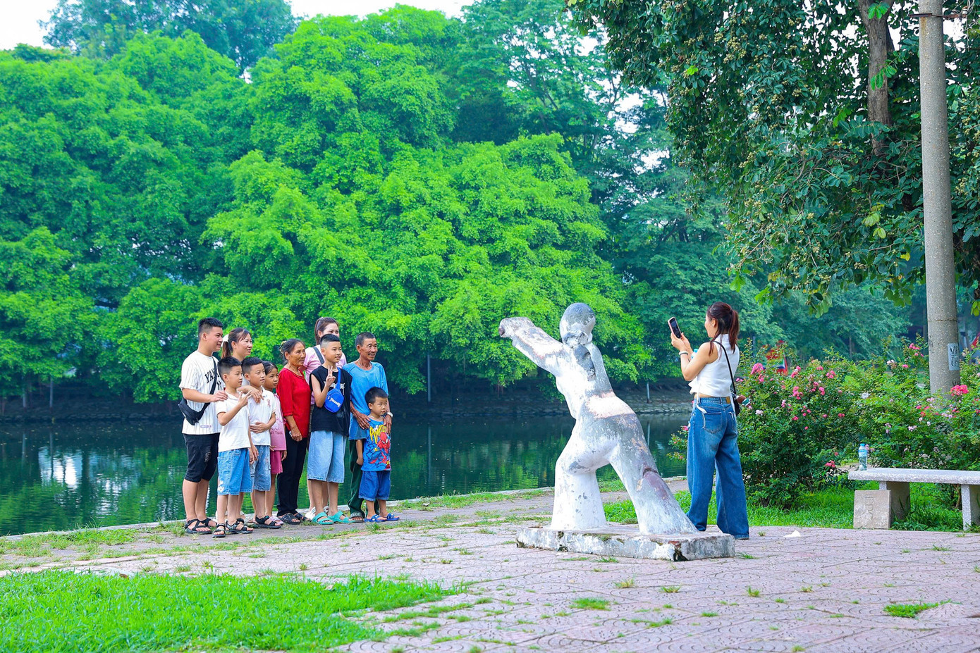 Sau khi mở không gian, người dân dễ dàng tiếp cận công viên từ nhiều hướng. Người dân thoải mái đi bộ, chạy thể dục hàng ngày. Thảm cỏ mướt mắt trở thành khu vui chơi tự nhiên an toàn, thân thiện với trẻ nhỏ.
