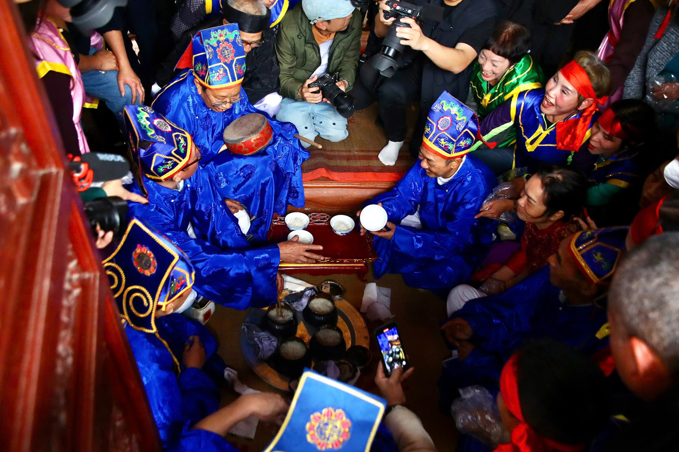 Sau khi tìm đủ 4 nồi cơm, ban giám khảo sẽ mang xới ra bát để dâng lên Thành hoàng làng. Sau khi nồi cơm của đội 4 giành giải nhất được công bố, người dân vội vàng lao tới, tranh nhau bốc một nắm cơm để ăn lấy may đầu xuân năm mới. Sau khi tìm đủ 4 nồi cơm, ban giám khảo sẽ mang xới ra bát để dâng lên Thành hoàng làng. Sau khi nồi cơm của đội 4 giành giải nhất được công bố, người dân vội vàng lao tới, tranh nhau bốc một nắm cơm để ăn lấy may đầu xuân năm mới.