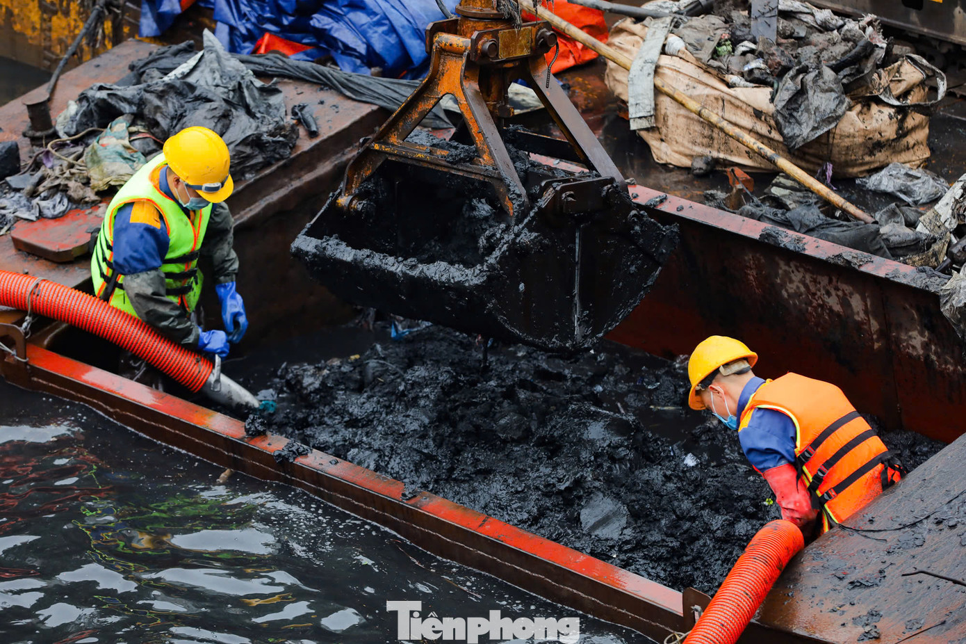 Xí nghiệp Thi công cơ giới xây lắp là đơn vị chủ lực của Công ty, có nhiệm vụ nạo vét hệ thống các ống cống, các sông, hồ... nội đô, trong đó có sông Tô Lịch. Ngay từ sáng sớm, các công nhân điều khiển xe cẩu nạo vét bùn thải trên sông Tô Lịch