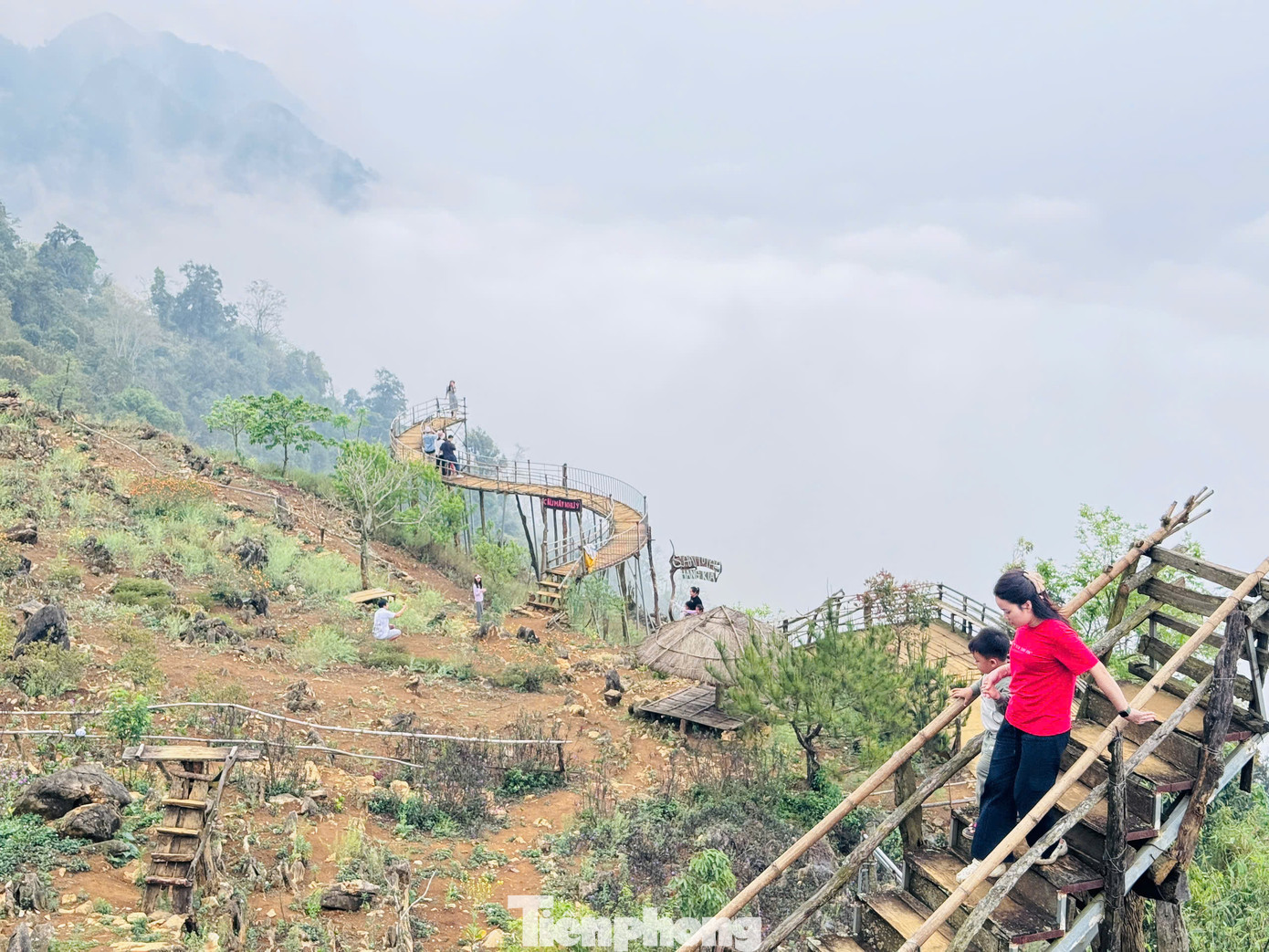 Bạn Thu Hà ở quận Đống Đa, Hà Nội chia sẻ: "Gia đình mình đã có chuyến đi đáng nhớ, săn mây thành công. Biển mây ở Hang Kia sẽ thấp hơn tầm nhìn nên có cảm giác như cả nhà đang đứng trên mây. Những lớp mây nằm ở lưng chừng như tấm vải trắng của thiên nhiên căng giữa hai dãy núi, trải dài vô tận, rất ấn tượng".