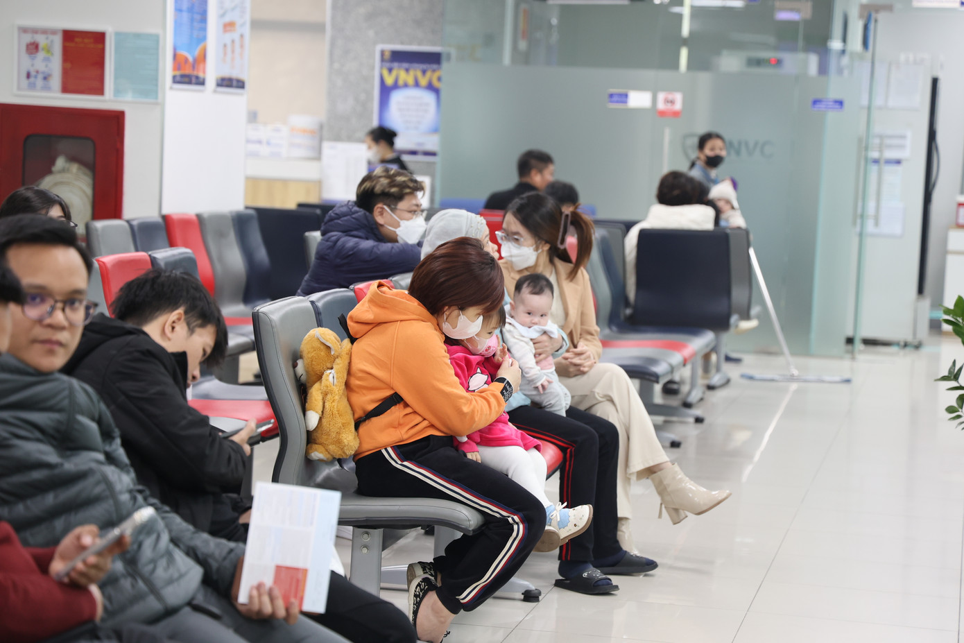 Ghi nhận của Tiền Phong chiều ngày 10/2, rất đông các gia đình đã đưa con nhỏ đến tiêm phòng cúm mùa và các loại vắc xin khác. Ghi nhận của Tiền Phong chiều ngày 10/2, rất đông các gia đình đã đưa con nhỏ đến tiêm phòng cúm mùa và các loại vắc xin khác.