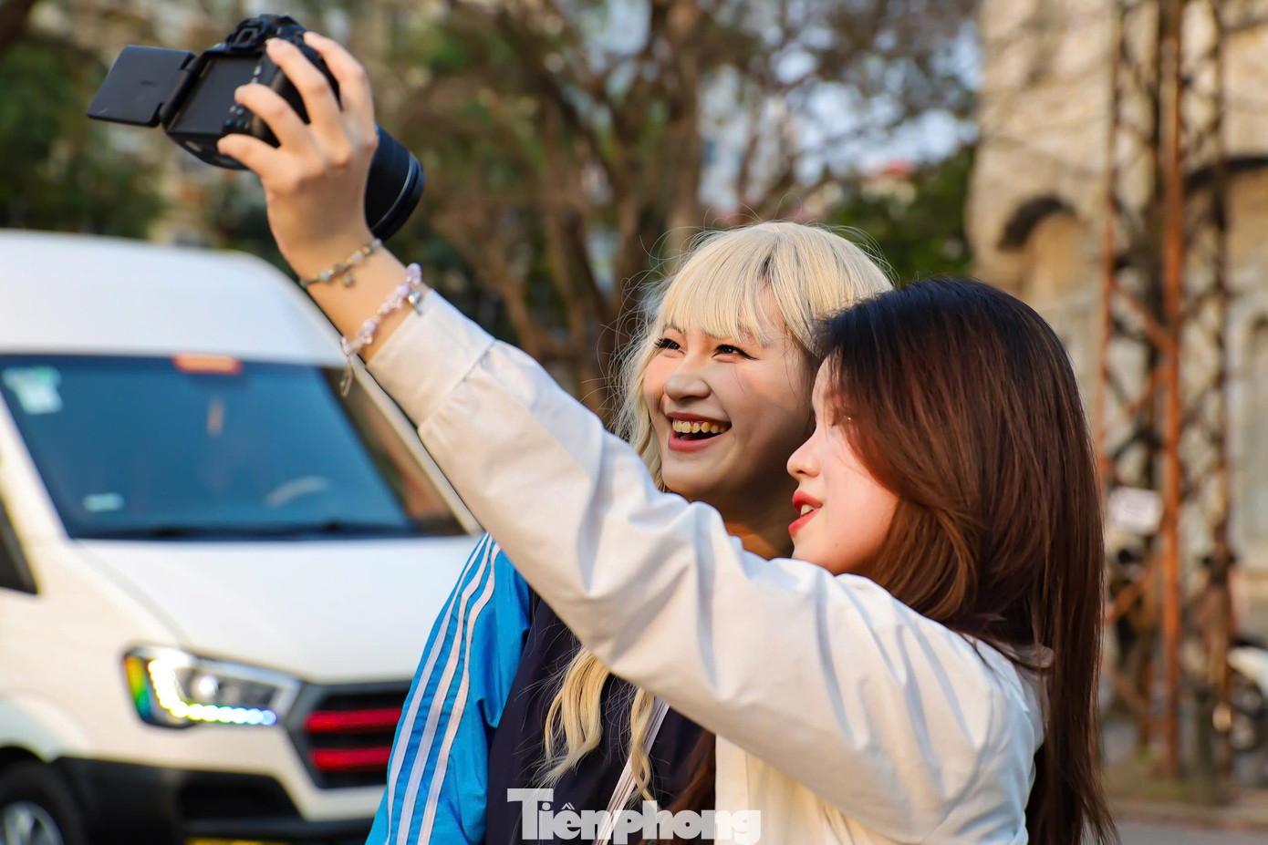 Các bạn trẻ tranh thủ đi dạo phố chụp ảnh check-in lưu giữ lại khoảng khắc tuyệt đẹp mùa cây thay lá. Các bạn trẻ tranh thủ đi dạo phố chụp ảnh check-in lưu giữ lại khoảng khắc tuyệt đẹp mùa cây thay lá.