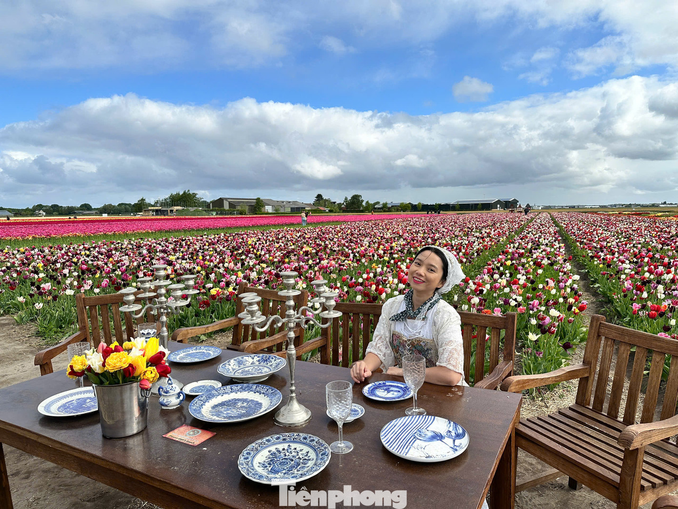 Bạn Minh Nguyệt đến từ Đà Nẵng hào hứng cho biết: "Mình đi vào đúng đợt hoa nở rộ nhất, Keukenhof như một bức tranh cổ tích vậy. Cả đoàn chụp được cả nghìn tấm ảnh check-in siêu xinh. Đến Tulip Experience, được tự chọn một bó tulip ưng ý mang về khách sạn cắm. Một trải nghiệm không thể nào quên".