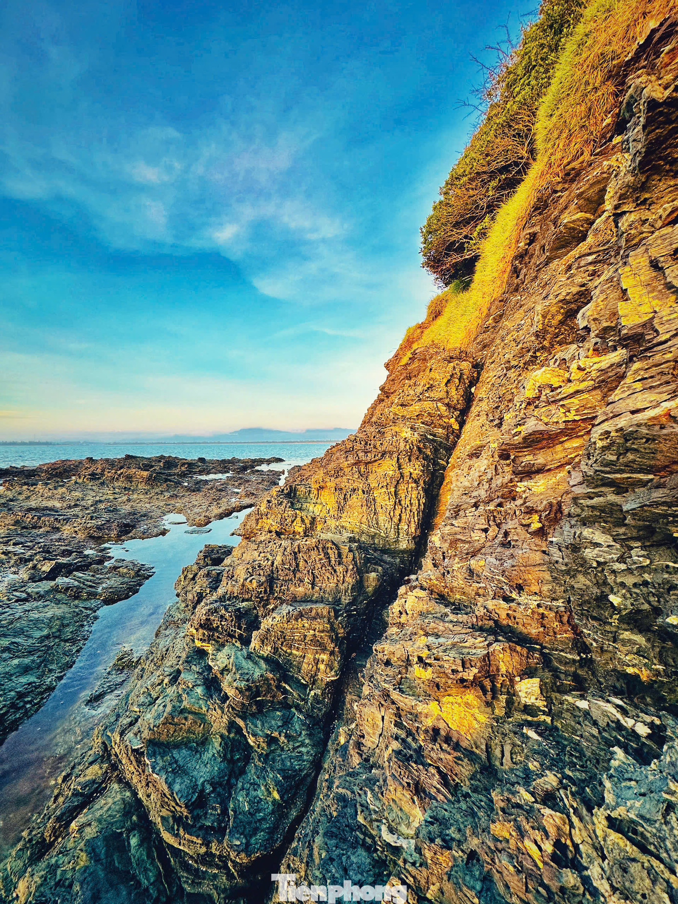 Ghềnh dài 2 km, cao 40 m uốn quanh ngọn núi dọc bờ biển, nước trong xanh. Điểm đến này còn hoang sơ, hiện không phí tham quan. Ghềnh đá thu hút nhiều nhiếp ảnh gia tới ghi lại khoảnh khắc đón bình minh và hoàng hôn tuyệt đẹp.