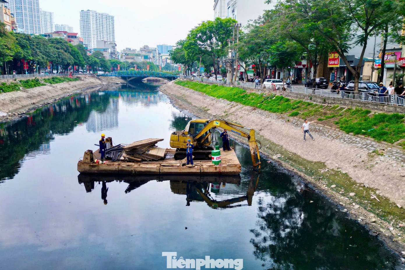 Sông Tô Lịch dài khoảng 14,6 km, chảy qua 6 quận và huyện Ba Đình, Cầu Giấy, Đống Đa, Thanh Xuân, Hoàng Mai và Thanh Trì. Sông Tô Lịch là một trong những trục thoát nước chính của thành phố, giúp điều hòa nước và giảm nguy cơ ngập lụt.