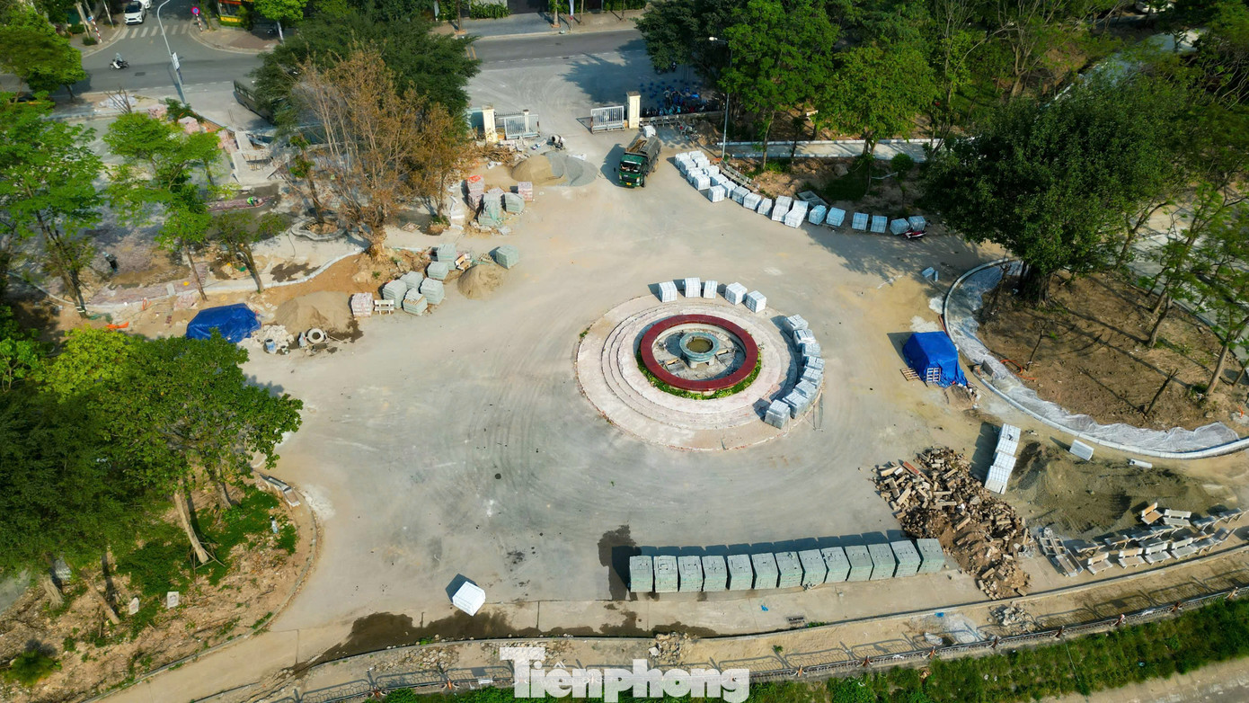 Đầu tháng 5, các đội thi công đã tiến hành lắp ống dẫn điện ngầm, xây dựng nhà điều hành, cải tạo khu vực quảng trường và các công trình phụ trợ.