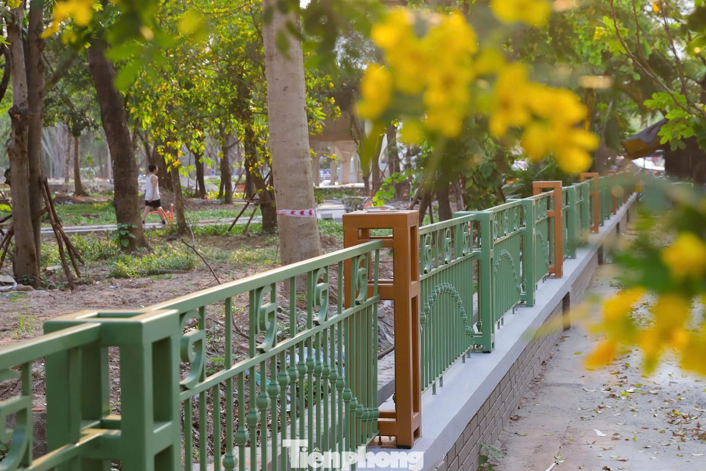 Hàng rào mới bao quanh công viên Cầu Giấy có chiều cao khoảng 1m, thấp hơn so với trước đây.