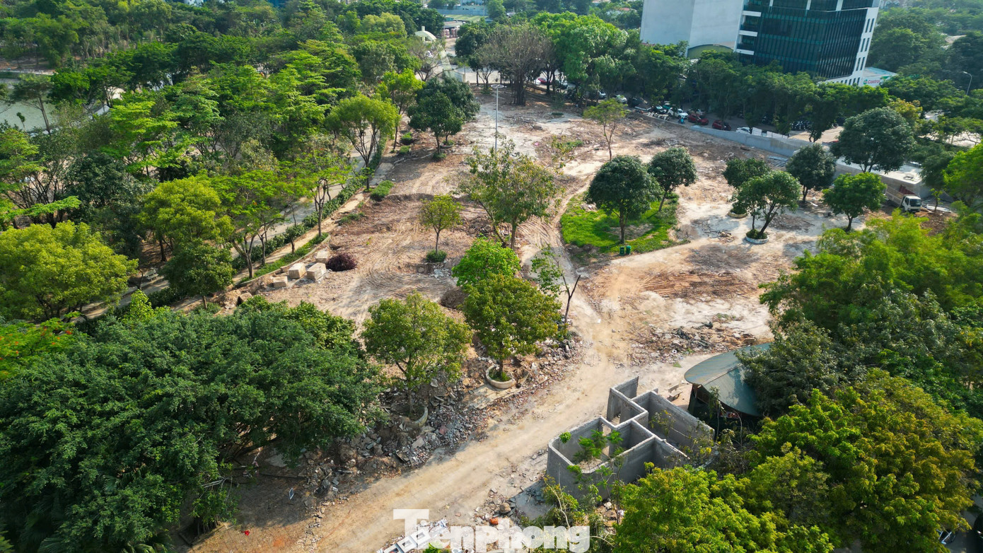 Đầu tháng 5, các đội thi công đã tiến hành lắp ống dẫn điện ngầm, xây dựng nhà điều hành, cải tạo khu vực quảng trường và các công trình phụ trợ.