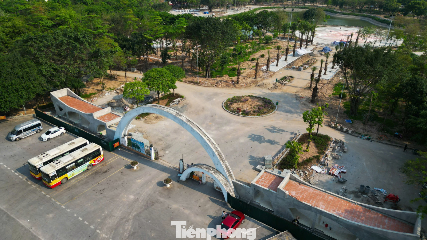 Công viên Cầu Giấy nằm trên đường Thành Thái (phường Dịch Vọng, quận Cầu Giấy, thành phố Hà Nội), rộng khoảng 6.540m2. Dự án Cải tạo, sửa chữa Công viên Cầu Giấy với mức đầu tư hơn 66 tỷ đồng. Quy mô dự án gồm cải tạo nâng cấp công viên, hồ nước và xây dựng thêm công trình chòi nghỉ, nhà vệ sinh...