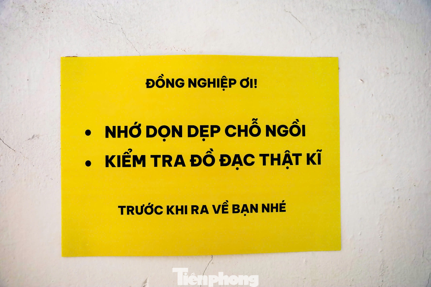 Trà, cà phê được phục vụ miễn phí, ngay tầng 1 là một gian tạp hóa nhỏ với đủ mặt hàng cho khách lựa chọn nếu có nhu cầu dùng thêm, quán hiện thu phí theo giờ với mức giá 20.000 đồng/giờ.