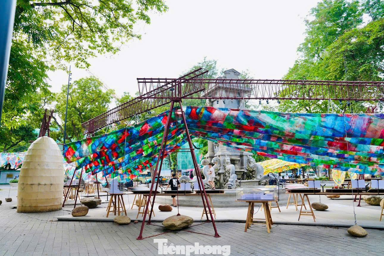 Trong dịp nghỉ lễ 30/4 - 1/5, tại vườn hoa Diên Hồng (quận Hoàn Kiếm) đã diễn ra triển lãm nghệ thuật công cộng độc đáo được thiết kế từ vật liệu tái chế, giấy dó thủ công, kết cấu thép hiện đại và các vật liệu bỏ đi khác.