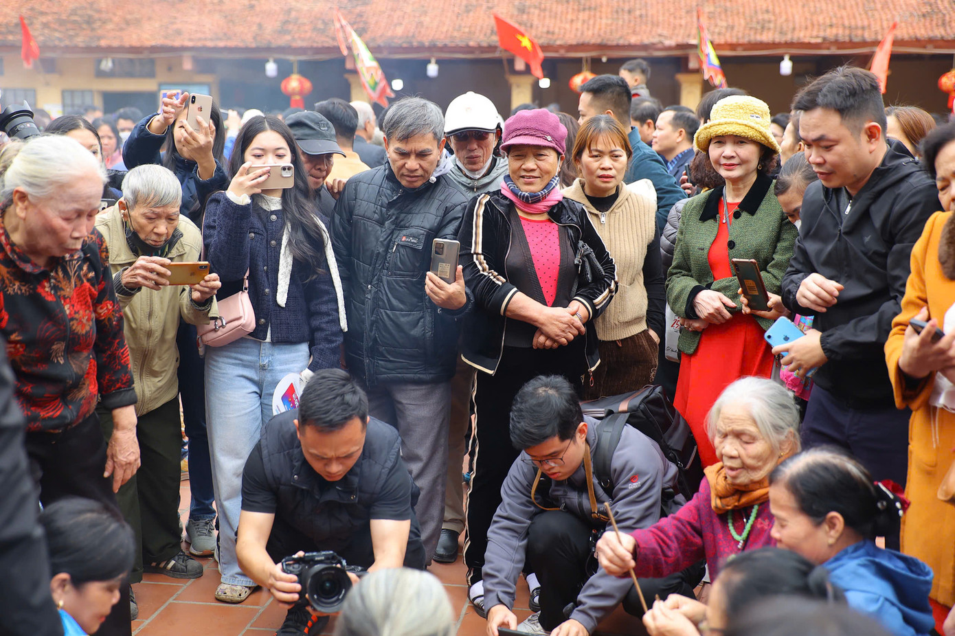 Cuộc thi thu hút rất đông người dân đến xem, cổ vũ 4 đội thi đấu. Cuộc thi thu hút rất đông người dân đến xem, cổ vũ 4 đội thi đấu.