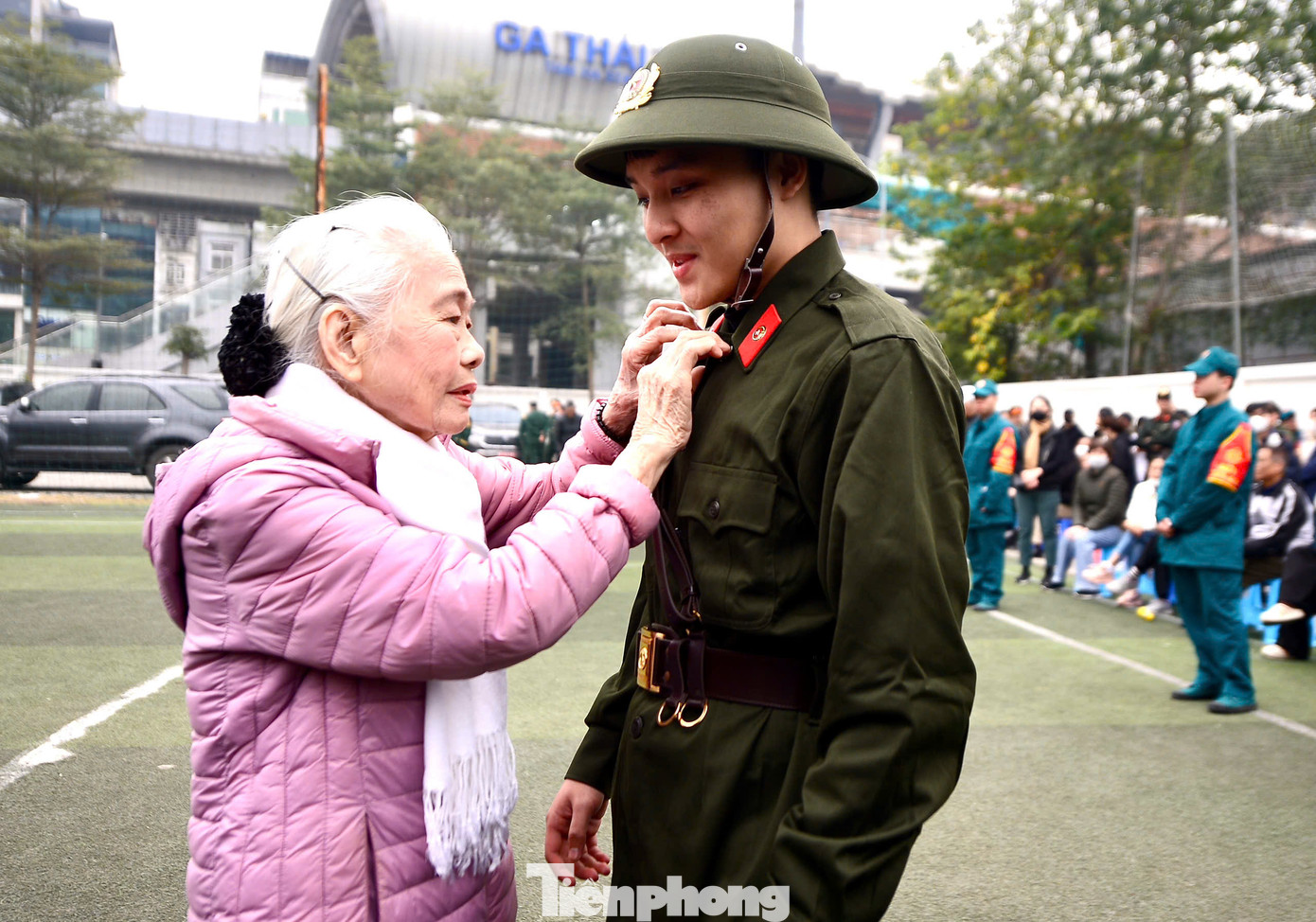 Bà Nguyễn Thị Minh Thuận (phường Láng Hạ, quận Đống Đa) dặn dò cháu nội là tân binh Nguyễn Mạnh Tuấn (sinh năm 2002) trước khi lên đường nhập ngũ.