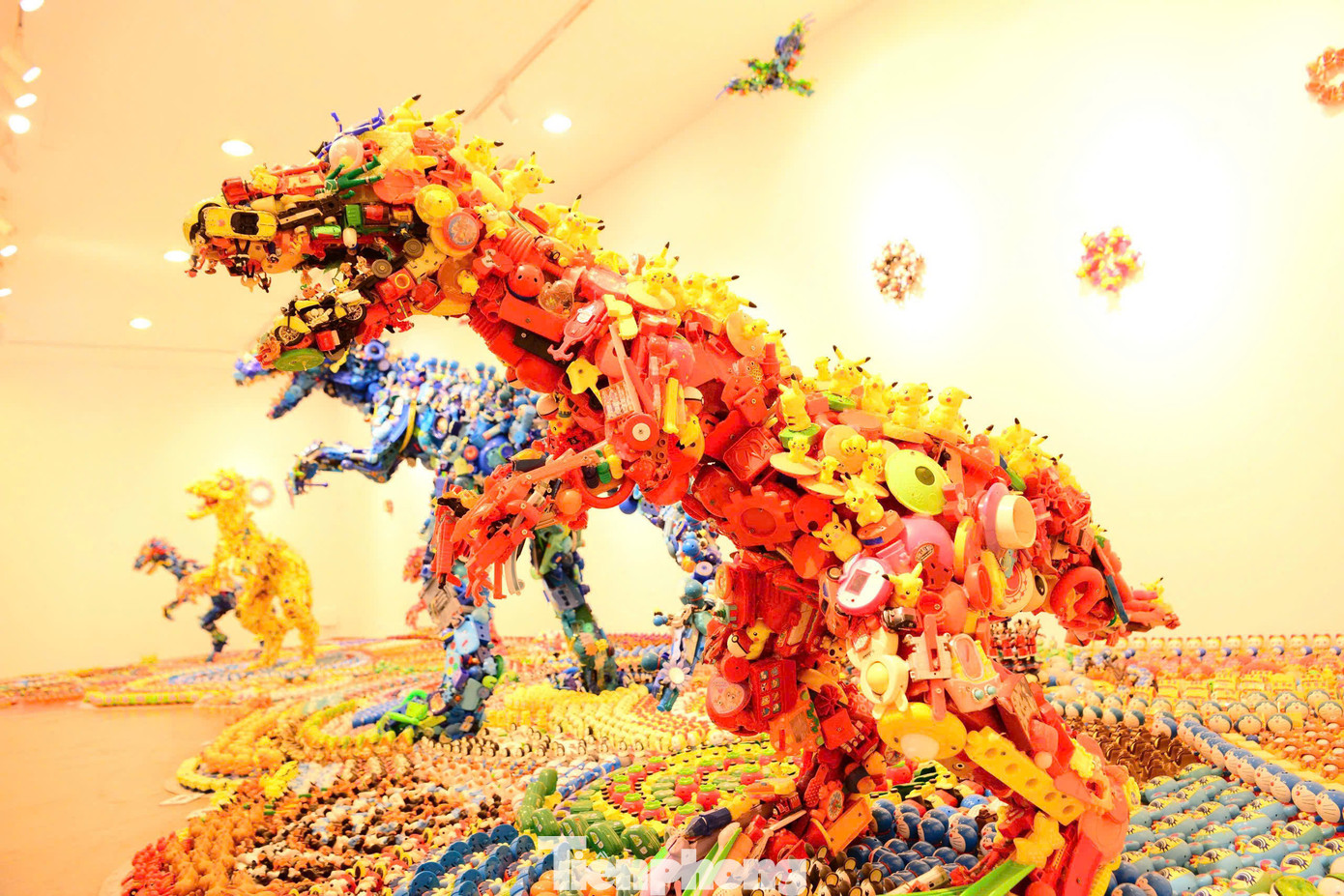 Nghệ sĩ Fuji Hiroshi đã biến những món đồ chơi nhựa thành tác phẩm nghệ thuật, thể hiện mối liên hệ chặt chẽ giữa nhựa - chất liệu phổ biến để sản xuất đồ chơi - với nguồn cảm hứng từ &quot;nhiên liệu hóa thạch&quot;, các loài vật thời tiền sử như khủng long.