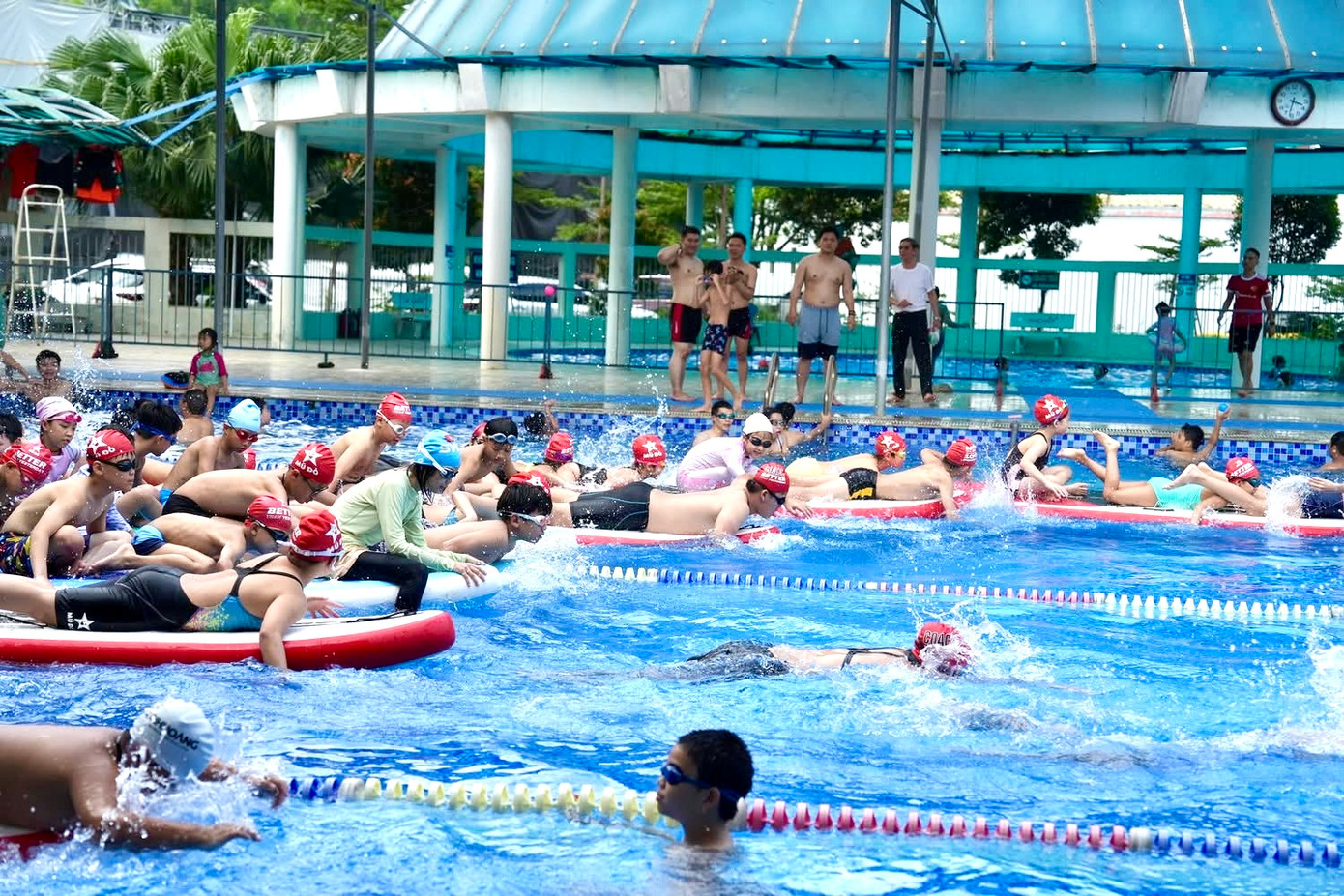 “Với đội bơi Mũ Đỏ, tôi muốn lan toả niềm đam mê bơi lội, khuyến khích thể thao gia đình và giúp tạo dựng sự kiên trì, ý chí vượt qua chính mình và tinh thần không gì là không thể”, anh Nguyễn Văn Thủy chia sẻ.