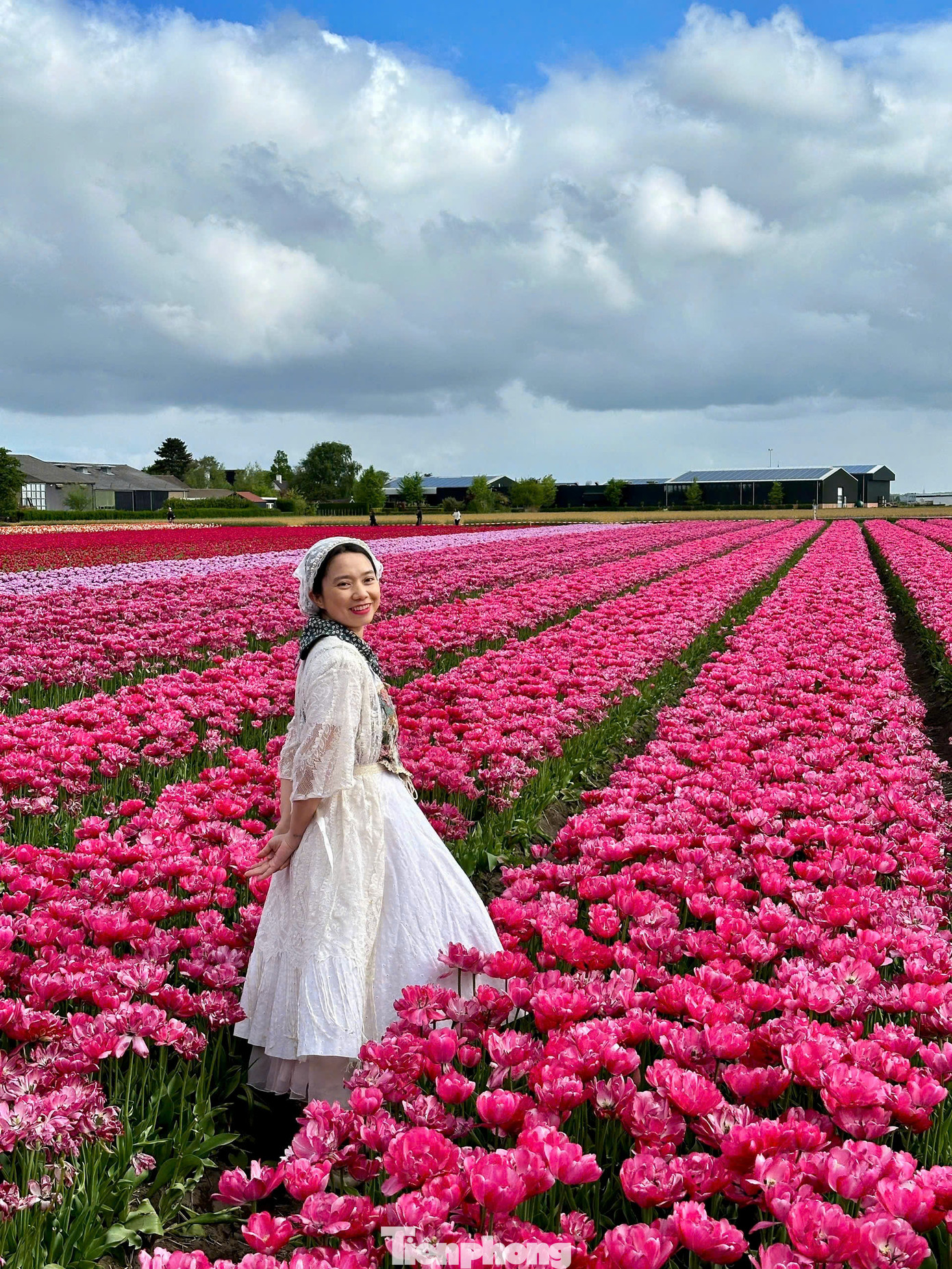 Anh Việt Dũng đến từ Hà Nội chia sẻ: "Mình đã mơ ước đến đây từ lâu và thực sự choáng ngợp trước vẻ đẹp của nó. Cả một biển hoa rực rỡ, không khí trong lành, chụp ảnh góc nào cũng đẹp mê hồn. Đến đây rồi mới thấy Hà Lan xứng danh xứ sở hoa tulip."