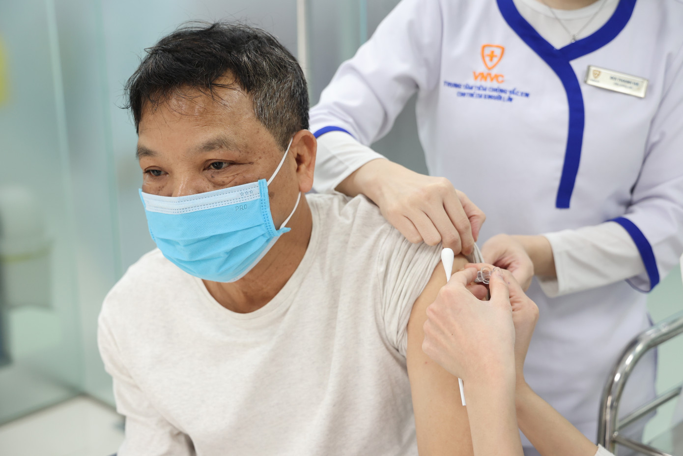 Ở người cao tuổi và mắc bệnh nền, vắc xin giúp giảm 70-80% tỷ lệ tử vong có liên quan đến cúm. Tiêm cúm ngoài bảo vệ mẹ còn giúp truyền kháng thể thụ động cho trẻ sơ sinh khi sinh ra, giảm 51% nguy cơ thai chết lưu, giảm 72% nguy cơ trẻ dưới 6 tháng tuổi nhập viện do cúm. Tiêm vắc xin không chỉ giúp bảo vệ sức khỏe bản thân mà tạo miễn dịch cộng đồng, bảo vệ những người chưa được tiêm chủng. Ở người cao tuổi và mắc bệnh nền, vắc xin giúp giảm 70-80% tỷ lệ tử vong có liên quan đến cúm. Tiêm cúm ngoài bảo vệ mẹ còn giúp truyền kháng thể thụ động cho trẻ sơ sinh khi sinh ra, giảm 51% nguy cơ thai chết lưu, giảm 72% nguy cơ trẻ dưới 6 tháng tuổi nhập viện do cúm. Tiêm vắc xin không chỉ giúp bảo vệ sức khỏe bản thân mà tạo miễn dịch cộng đồng, bảo vệ những người chưa được tiêm chủng.