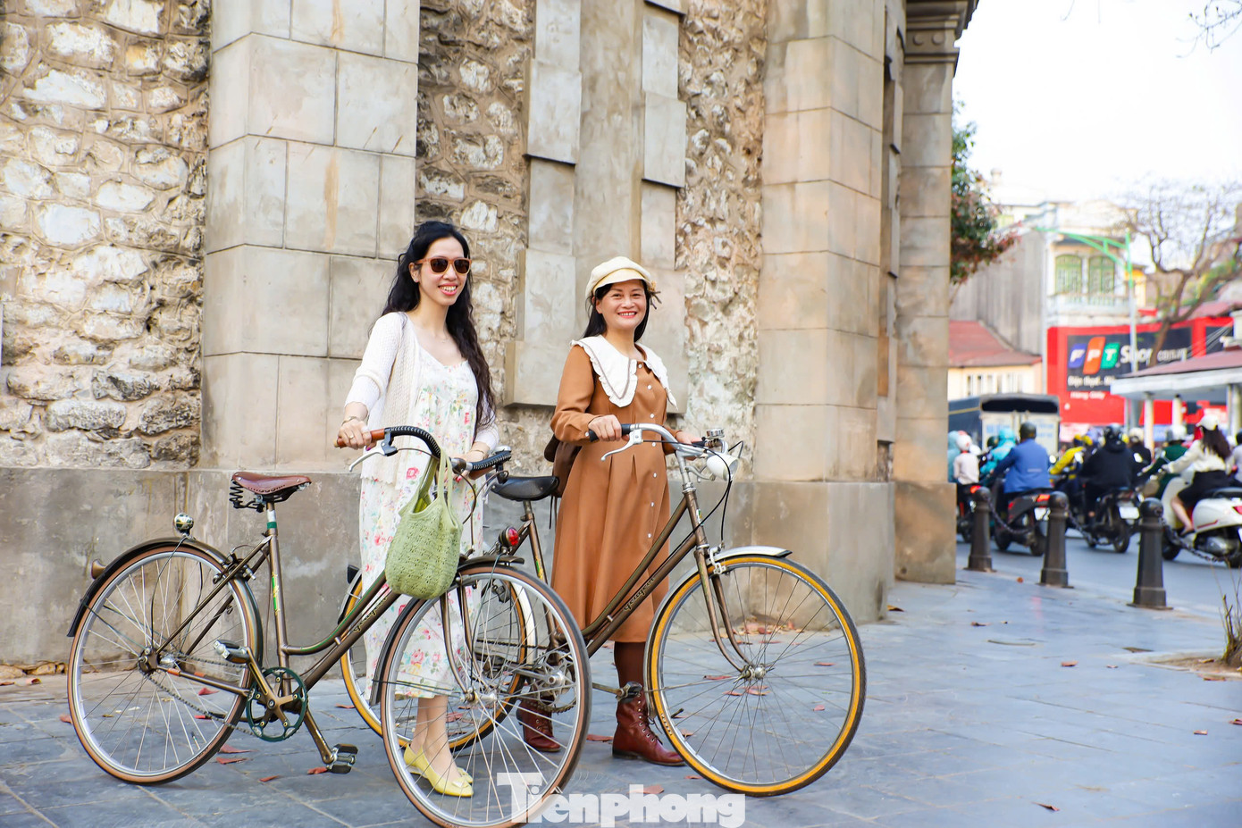 Các bạn trẻ tranh thủ đi dạo phố chụp ảnh check-in lưu giữ lại khoảng khắc tuyệt đẹp mùa cây thay lá. Các bạn trẻ tranh thủ đi dạo phố chụp ảnh check-in lưu giữ lại khoảng khắc tuyệt đẹp mùa cây thay lá.