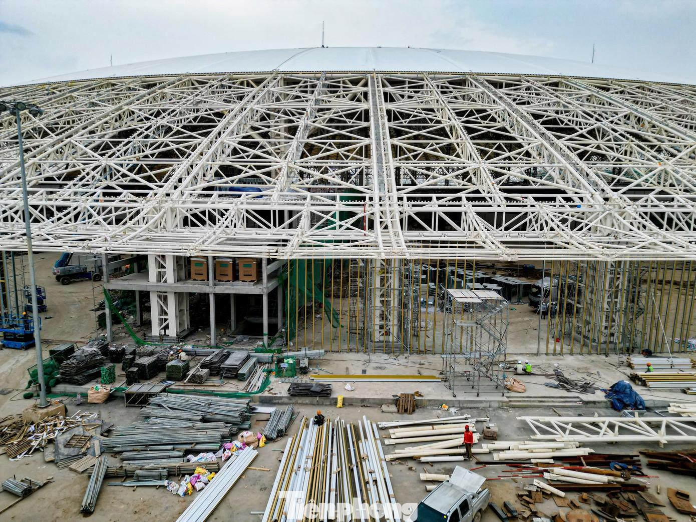 Thời điểm hiện tại, đơn vị thi công đang tích cực triển khai các hạng mục cuối cùng của dự án. Từng hạng mục thi công đang được đẩy nhanh tiến độ, hé lộ diện mạo của một quần thể hội chợ - triển lãm tầm cỡ quốc tế.