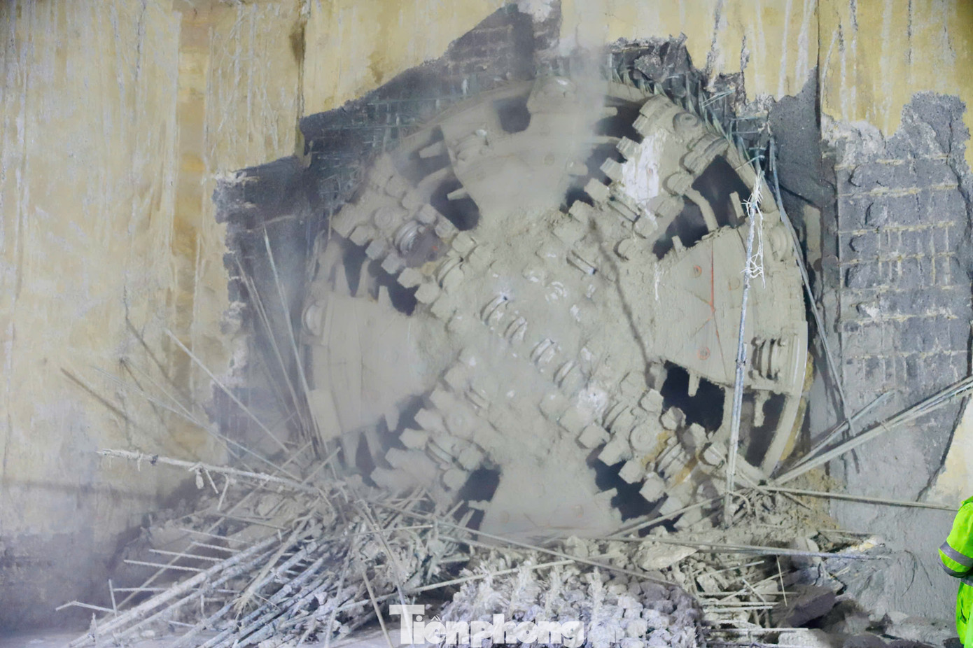 Ông Nguyễn Bá Sơn, Phó Trưởng ban Ban Quản lý đường sắt Hà Nội (MRB) cho biết, TBM “Thần tốc” vào ga S10 là kết quả của nỗ lực không ngừng vượt qua những khó khăn, cũng như sự phối hợp chặt chẽ giữa Ban MRB, Tư vấn, các nhà thầu và các bên liên quan trong việc đảm bảo tiến độ, chất lượng và an toàn của dự án. Đây là dấu mốc quan trọng, đưa dự án tiến gần hơn đến mục tiêu hoàn thành đoạn ngầm để phục vụ người dân Thủ đô. Tính đến ngày 02/03/2025, tiến độ thi công tổng thể gói thầu CP03 - Hầm và các ga ngầm đạt 55,38%. Dốc hạ ngầm đã hoàn thành 76,63%, Ga S9 hoàn thành 50,50%, Giếng đứng hoàn thành 24,51%, tuyến hầm đạt 51,48%, các Ga S10, S11, S12 (gồm đường chuyển làn và Gara) lần lượt hoàn thành 64,64%, 58,1%, 59,74%. Hoạt động thi công diễn ra trên tất cả các công trường, cụ thể cụ thể Ga S10 - Cát Linh đang triển khai phần kết cấu phụ trợ phía Nam, huy động và lắp đặt hệ thống khung đẩy để đón máy TBM; Ga S11 - Ga Văn Miếu hoàn thành đổ bê tông bản đáy; Ga12 - Ga Hà Nội đang thi công song song công tác thi công bản trung chuyển và đào đất để thi công bản lửng. Ông Nguyễn Bá Sơn, Phó Trưởng ban Ban Quản lý đường sắt Hà Nội (MRB) cho biết, TBM “Thần tốc” vào ga S10 là kết quả của nỗ lực không ngừng vượt qua những khó khăn, cũng như sự phối hợp chặt chẽ giữa Ban MRB, Tư vấn, các nhà thầu và các bên liên quan trong việc đảm bảo tiến độ, chất lượng và an toàn của dự án. Đây là dấu mốc quan trọng, đưa dự án tiến gần hơn đến mục tiêu hoàn thành đoạn ngầm để phục vụ người dân Thủ đô. Tính đến ngày 02/03/2025, tiến độ thi công tổng thể gói thầu CP03 - Hầm và các ga ngầm đạt 55,38%. Dốc hạ ngầm đã hoàn thành 76,63%, Ga S9 hoàn thành 50,50%, Giếng đứng hoàn thành 24,51%, tuyến hầm đạt 51,48%, các Ga S10, S11, S12 (gồm đường chuyển làn và Gara) lần lượt hoàn thành 64,64%, 58,1%, 59,74%. Hoạt động thi công diễn ra trên tất cả các công trường, cụ thể cụ thể Ga S10 - Cát Linh đang triển khai phần kết cấu phụ trợ phía Nam, huy động và lắp đặt hệ thống khung đẩy để đón máy TBM; Ga S11 - Ga Văn Miếu hoàn thành đổ bê tông bản đáy; Ga12 - Ga Hà Nội đang thi công song song công tác thi công bản trung chuyển và đào đất để thi công bản lửng.