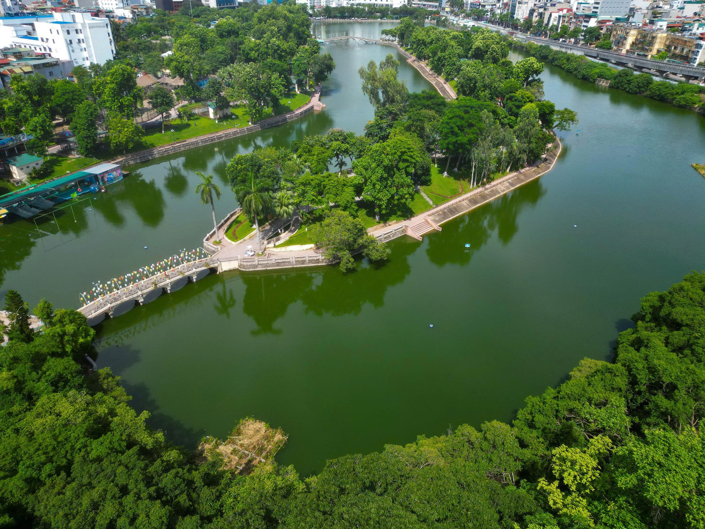 Vườn thú được xây dựng trên địa hình tự nhiên độc đáo, với hồ nước Thủ Lệ trong xanh, rộng lớn giúp điều hòa không khí, môi trường cho Thủ đô. Không chỉ là một công viên đơn thuần, nơi đây còn là một khu bảo tồn động vật quan trọng. Vườn thú Thủ Lệ là nơi sinh sống của các loài động vật quý hiếm, giúp nâng cao nhận thức về bảo tồn thiên nhiên và tìm hiểu về thế giới động vật cho du khách. Vườn thú được xây dựng trên địa hình tự nhiên độc đáo, với hồ nước Thủ Lệ trong xanh, rộng lớn giúp điều hòa không khí, môi trường cho Thủ đô. Không chỉ là một công viên đơn thuần, nơi đây còn là một khu bảo tồn động vật quan trọng. Vườn thú Thủ Lệ là nơi sinh sống của các loài động vật quý hiếm, giúp nâng cao nhận thức về bảo tồn thiên nhiên và tìm hiểu về thế giới động vật cho du khách.