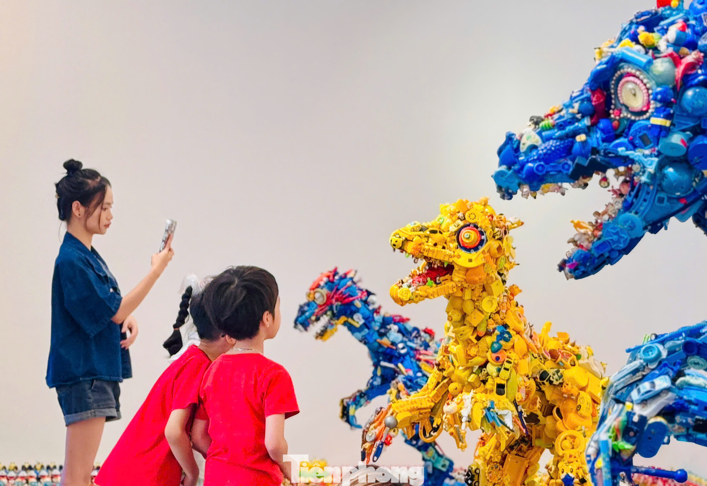 Những món đồ chơi từng rất quen thuộc gắn bó với tuổi thơ của nhiều thế hệ giờ trở thành những tác phẩm nghệ thuật độc đáo khiến người xem thán phục. Không chỉ ấn tượng về mặt thị giác, các tác phẩm còn giúp người xem suy nghĩ nhiều hơn về lượng rác thải ra mỗi ngày, từ đó nâng cao ý thức bảo vệ môi trường.