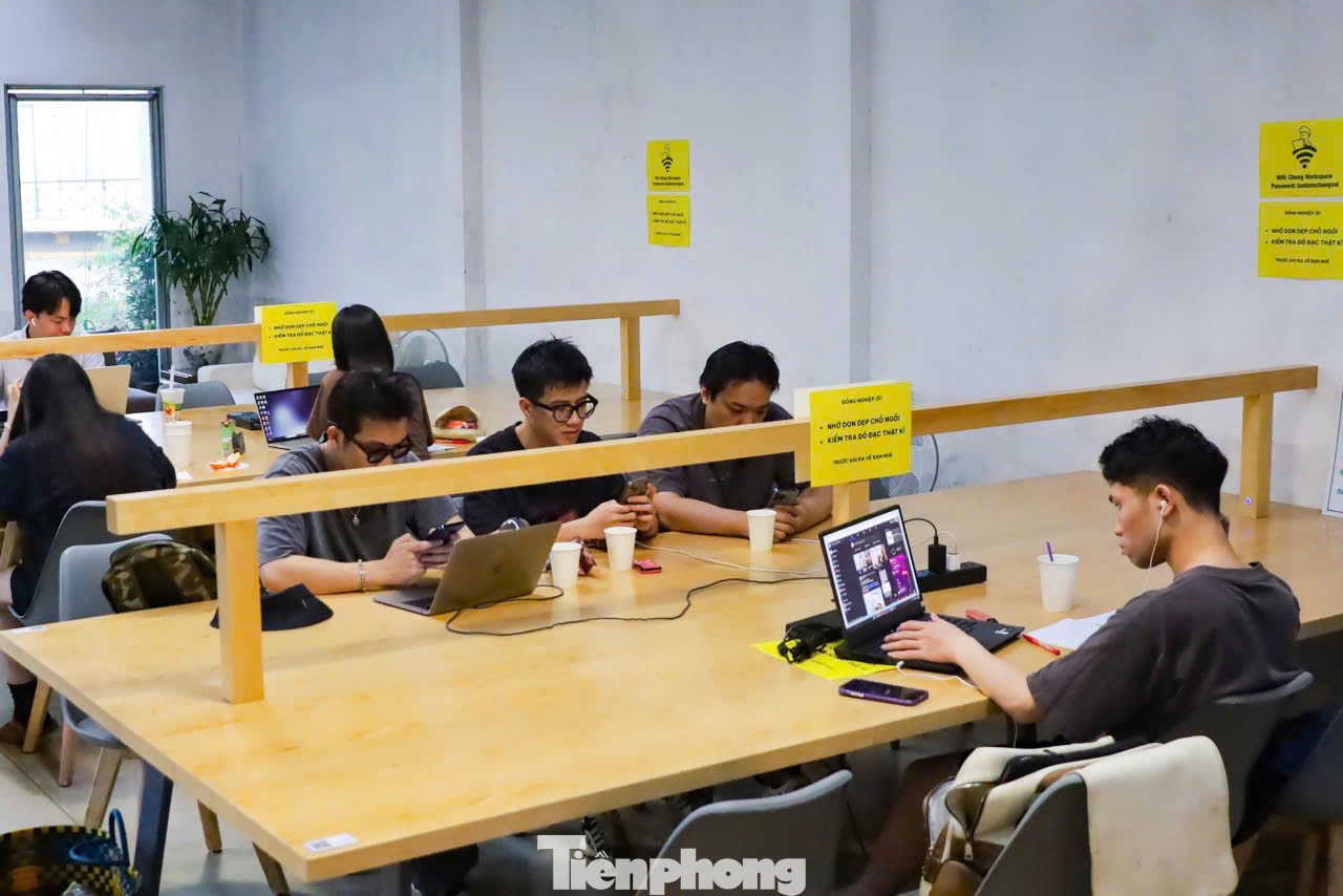 Tầng 3 mang đến không gian linh hoạt, nơi các bạn trẻ có thể thoải mái trao đổi công việc, làm việc nhóm hoặc thư giãn.