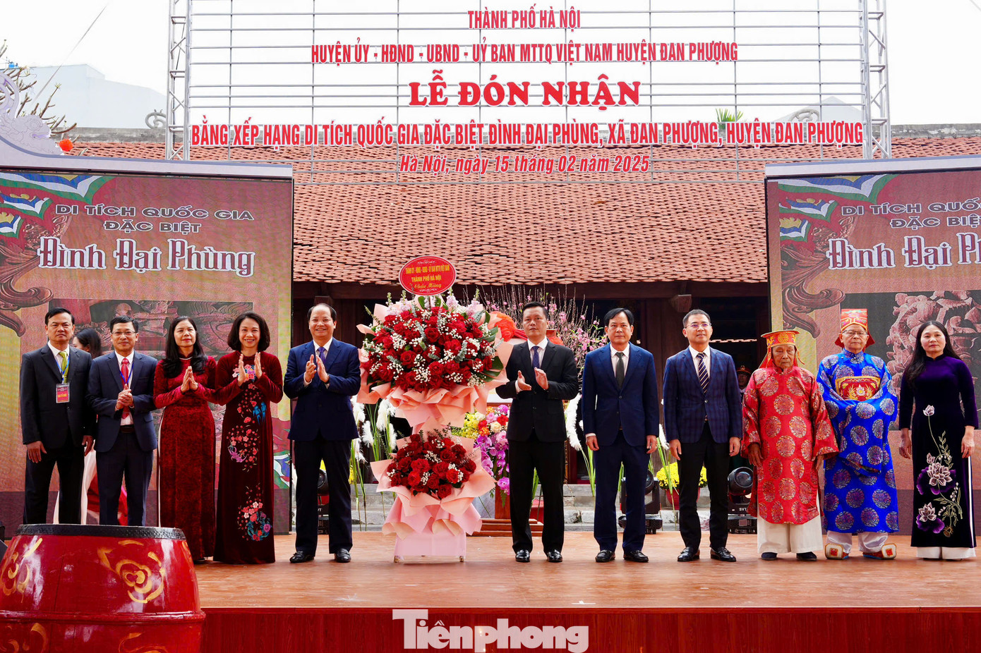Sáng 15/2 (tức 18 tháng Giêng Âm lịch), huyện Đan Phượng (Hà Nội) đã tổ chức lễ đón nhận Bằng xếp hạng Di tích quốc gia đặc biệt đối với đình Đại Phùng, xã Đan Phượng.
