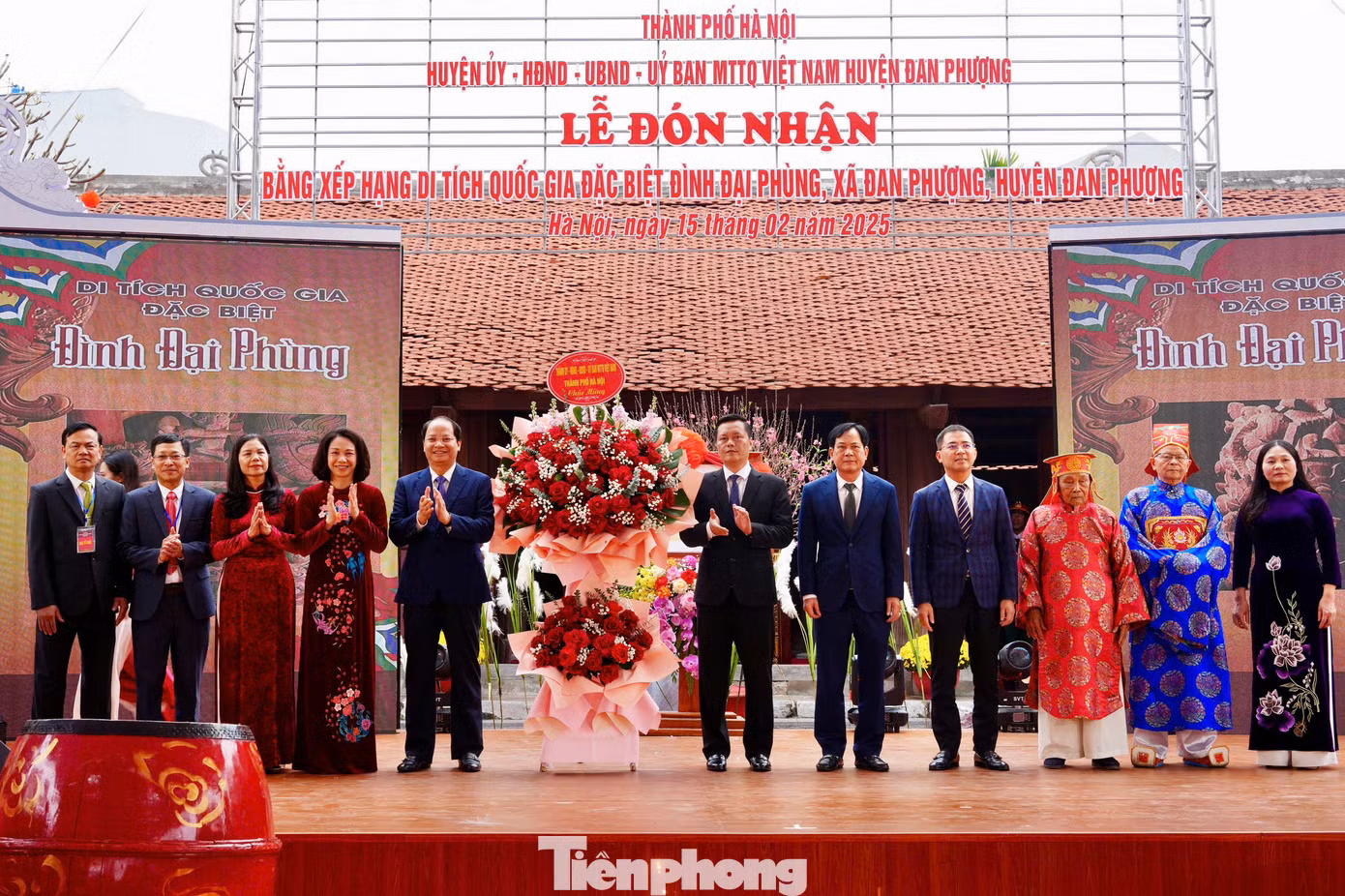 Sáng 15/2 (tức 18 tháng Giêng Âm lịch), huyện Đan Phượng (Hà Nội) đã tổ chức lễ đón nhận Bằng xếp hạng Di tích quốc gia đặc biệt đối với đình Đại Phùng, xã Đan Phượng.