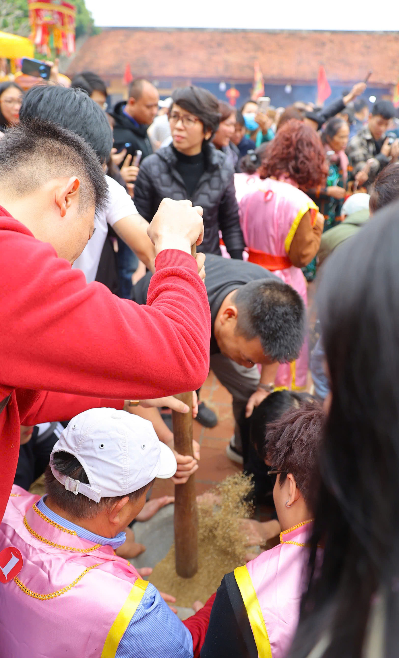 Theo luật thi, đội nào phát khói và tạo ra lửa sớm sẽ giành chiến thắng ở phần thi này. Ngoài ra, các đội thi đã cử ra một người cầm bình bằng đồng tham gia thi chạy đến bờ sông Nhuệ lấy nước về nấu cơm cùng thời điểm kéo lửa diễn ra. Theo luật thi, đội nào phát khói và tạo ra lửa sớm sẽ giành chiến thắng ở phần thi này. Ngoài ra, các đội thi đã cử ra một người cầm bình bằng đồng tham gia thi chạy đến bờ sông Nhuệ lấy nước về nấu cơm cùng thời điểm kéo lửa diễn ra.