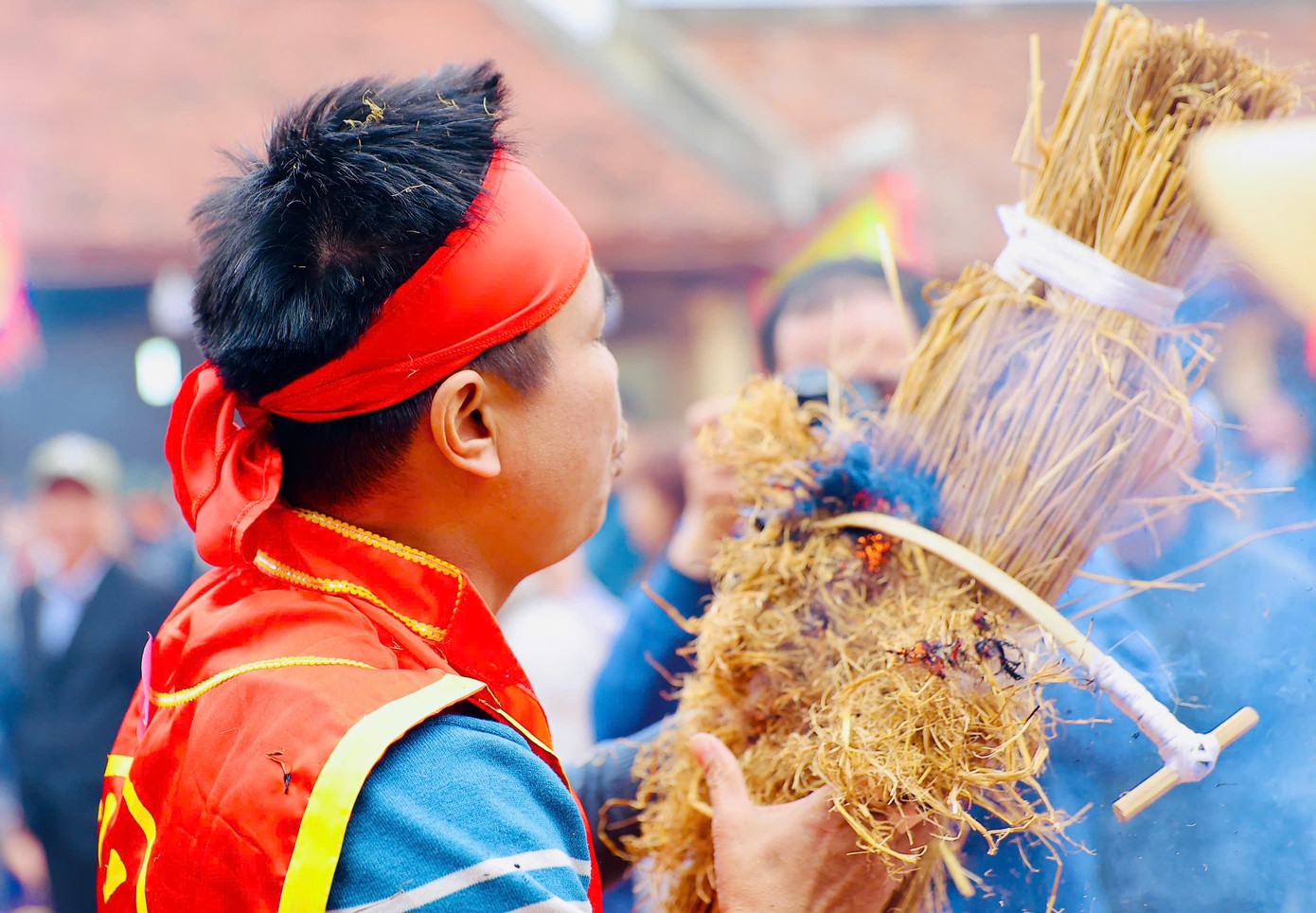 Đúng 11h, phần thi được tổ chức với nghi thức kéo lửa diễn ra với những chiếc bùi nhùi đã chuẩn bị sẵn cùng rơm, đoạn tre đực già dùi sẵn những khe nhỏ và một que giang có tay cầm 2 đầu. 4 người trong đội sẽ chia nhau ra giữ và kéo tạo ra ma sát giữa que giang và thân tre, điểm ma sát đủ nóng sẽ tạo ra than hồng và bén lửa vào bùi nhùi, đốt cháy rơm khô. Đúng 11h, phần thi được tổ chức với nghi thức kéo lửa diễn ra với những chiếc bùi nhùi đã chuẩn bị sẵn cùng rơm, đoạn tre đực già dùi sẵn những khe nhỏ và một que giang có tay cầm 2 đầu. 4 người trong đội sẽ chia nhau ra giữ và kéo tạo ra ma sát giữa que giang và thân tre, điểm ma sát đủ nóng sẽ tạo ra than hồng và bén lửa vào bùi nhùi, đốt cháy rơm khô.