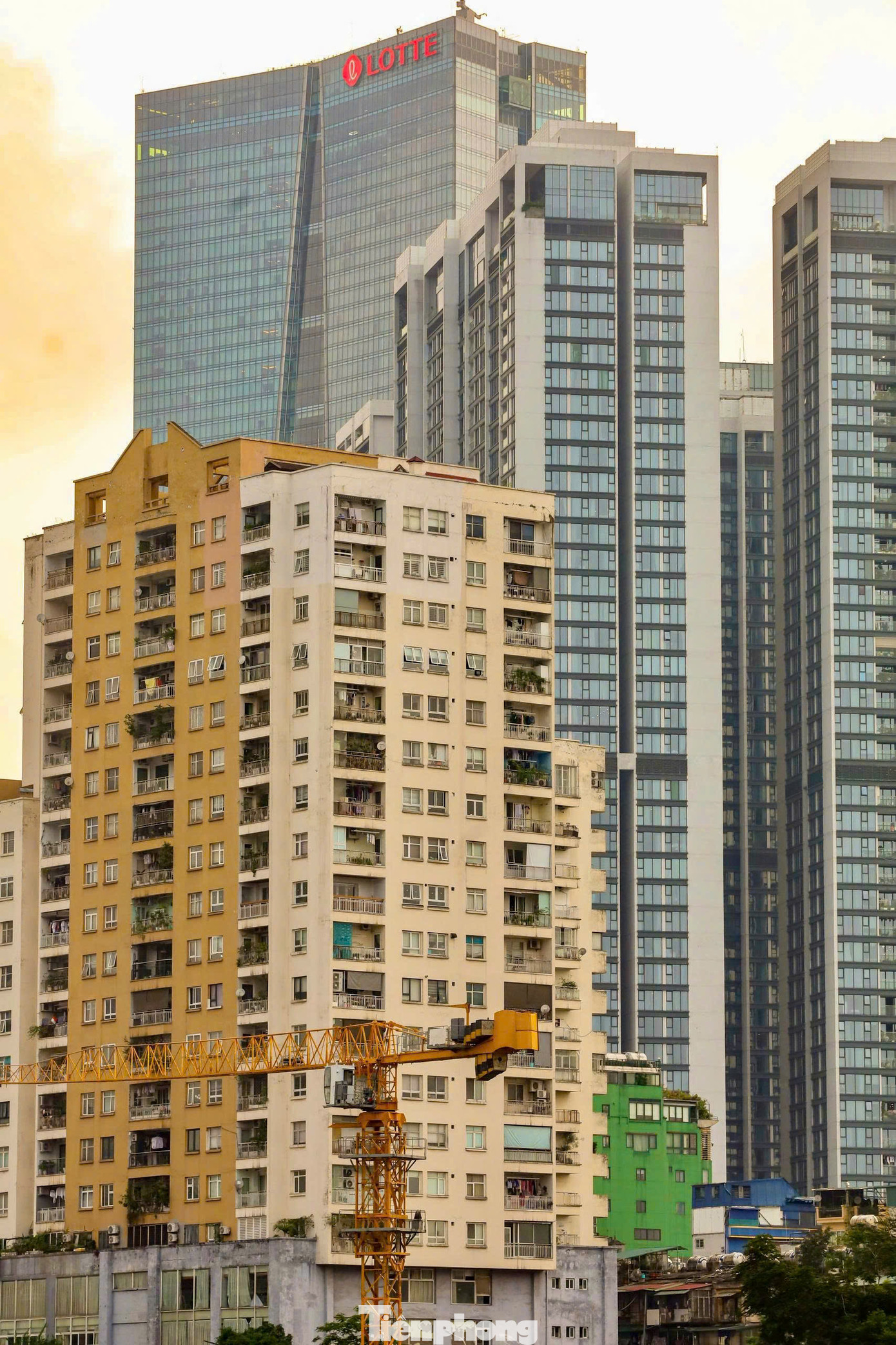 Người dân đang sống trong các căn hộ tập thể cũ cho hay, những ngày mưa bão trần bị thấm nước, có nơi dột đến mức phải dùng cả xô, chậu và thùng xốp để hứng nước.