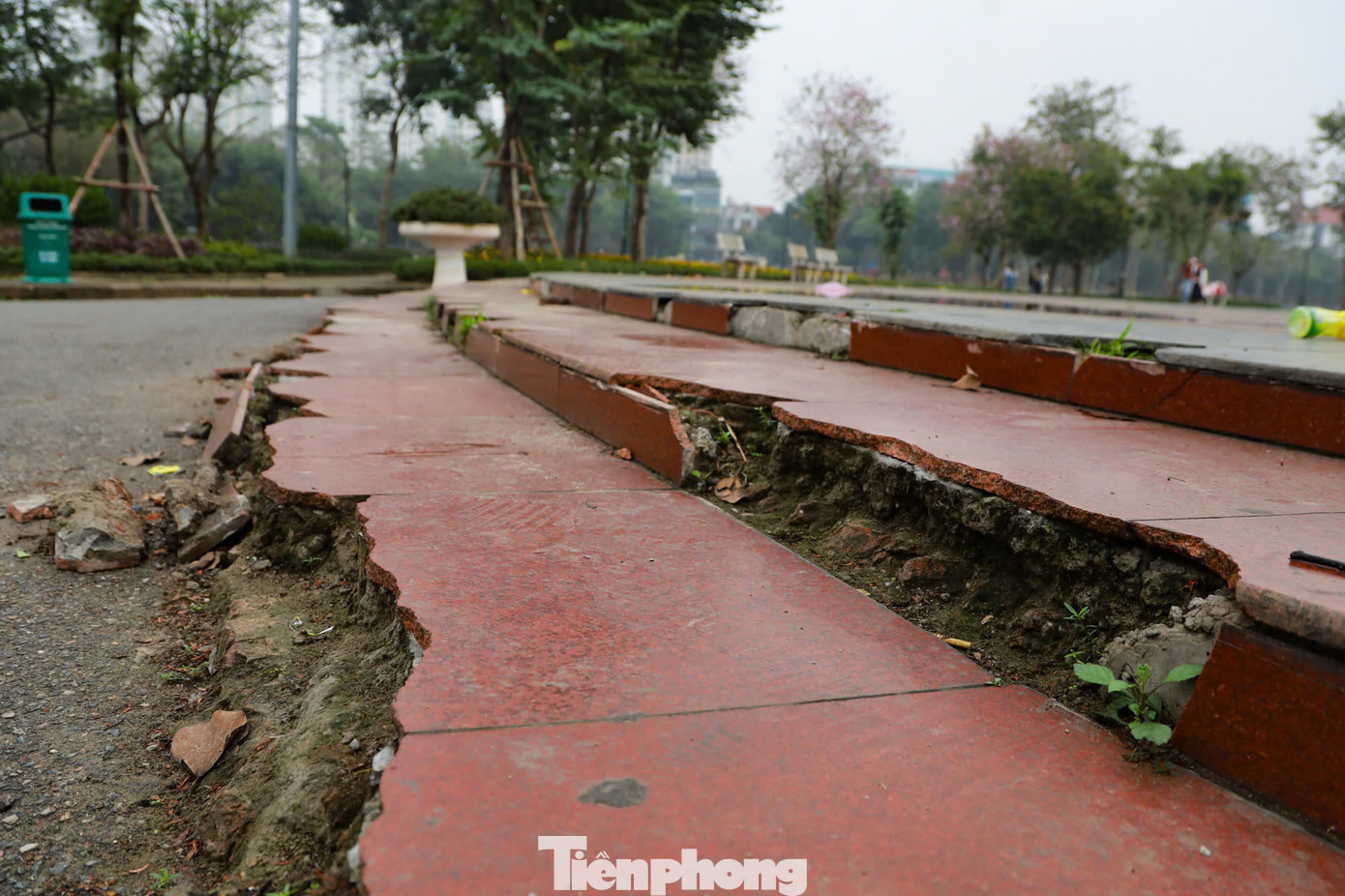 Công viên mở cửa từ năm 2014 với mục đích tạo ra nhiều sân chơi an toàn cho trẻ em và người dân. Sau nhiều năm đưa vào hoạt động, Công viên Cầu Giấy hiện đã xuống cấp nhiều hạng mục. Lan can bao quanh hồ gỉ sét, bậc thang lên khu Quảng trường Trung tâm bị sụt lún ảnh hưởng đến việc vui chơi, tập thể dục của người dân.