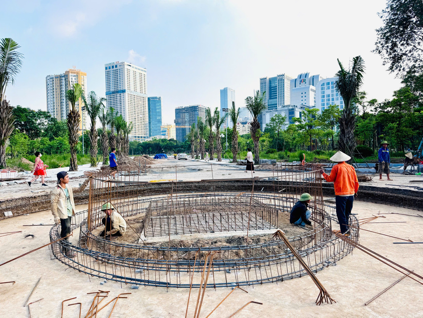 Hiện tại các đơn vị thi công đang tiến hành cải tạo sửa chữa, hoàn thiện những hạng mục cuối trong khuôn viên Công viên Cầu Giấy. Hệ thống lòng đường, vỉa hè đi bộ trong công viên đã được sửa sang, lát mới toàn bộ.