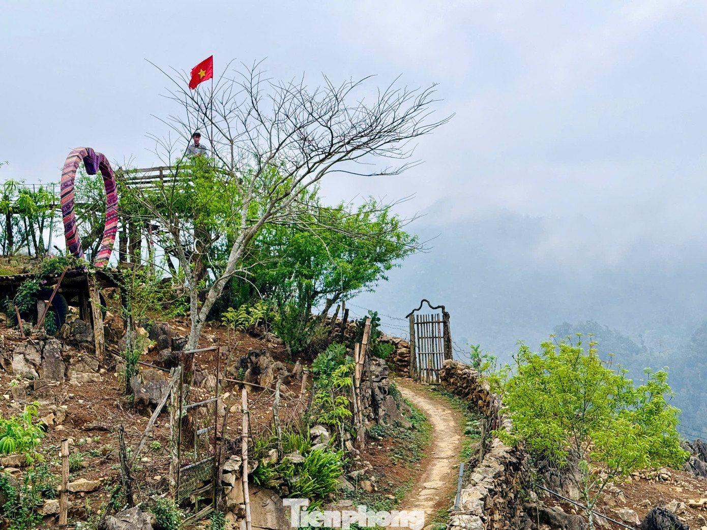 Với địa hình nằm ở độ cao hơn 1.000m, Hang Kia là một trong những điểm săn mây đẹp nhất miền Bắc. Biển mây bồng bềnh xuất hiện từ sáng sớm đến gần trưa, tạo nên cảnh tượng ngoạn mục, ấn tượng.