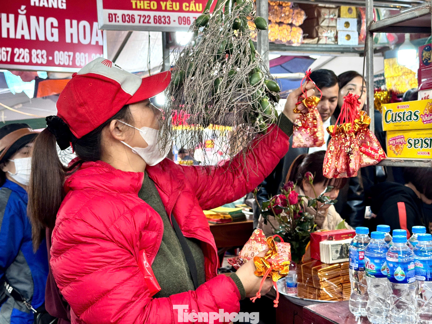 Khu vực viết sớ, sắp lễ ở bên hông đền tấp nập người.