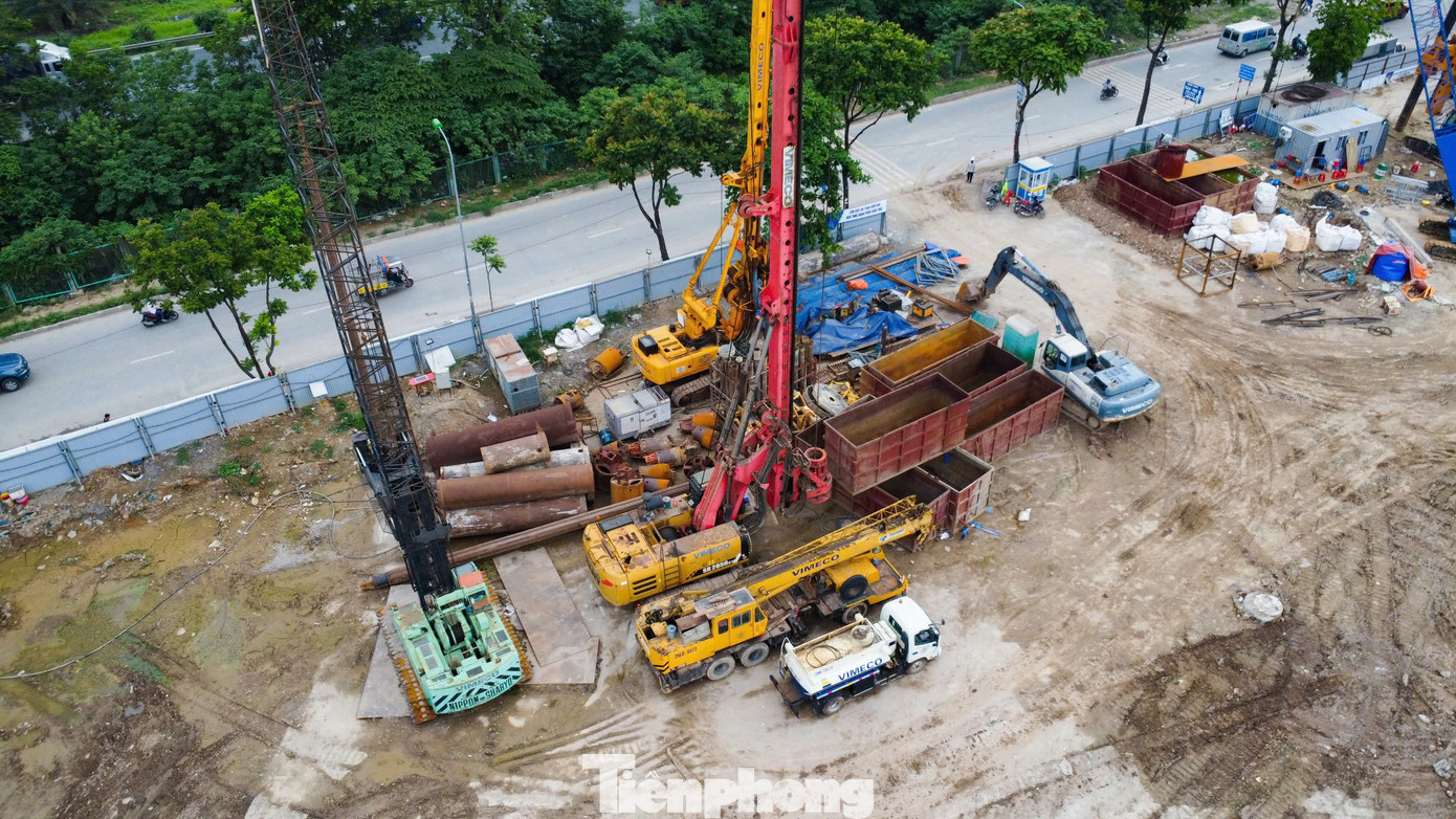 Thời điểm hiện nhiều thiết bị cơ giới hiện đại như máy khoan cọc nhồi, máy xúc, xe trộn bê tông… đã được tập kết để thi công.