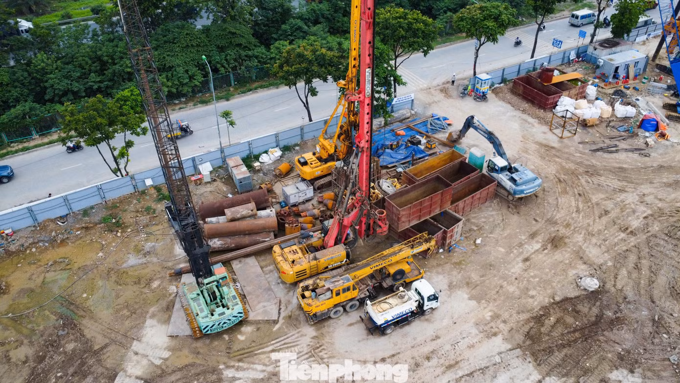 Thời điểm hiện nhiều thiết bị cơ giới hiện đại như máy khoan cọc nhồi, máy xúc, xe trộn bê tông… đã được tập kết để thi công.