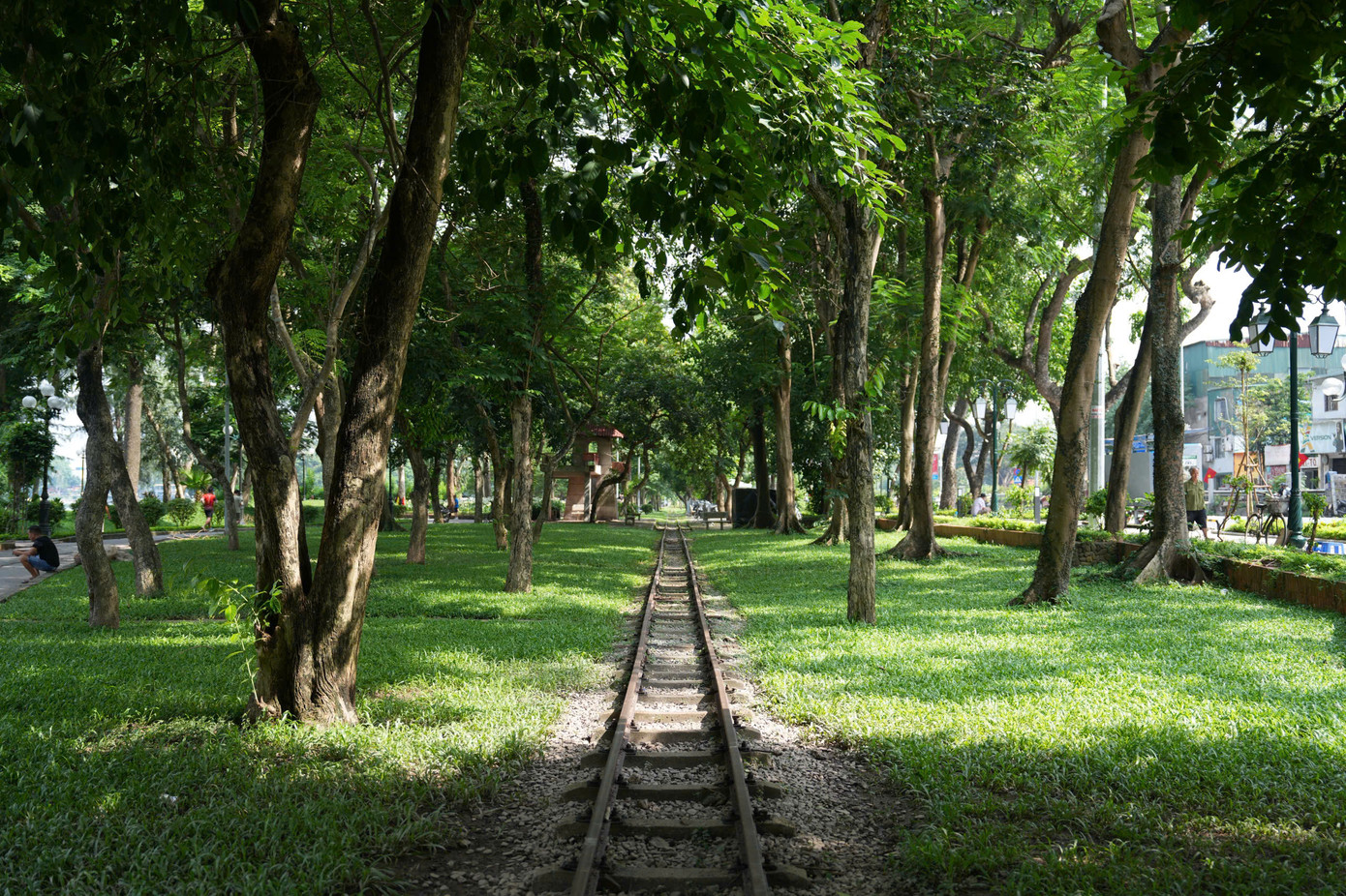 Hệ thống cây xanh được bổ sung và chăm sóc kỹ lưỡng giúp giữ được cảm giác trong lành, dịu mát trong mỗi bước chân.