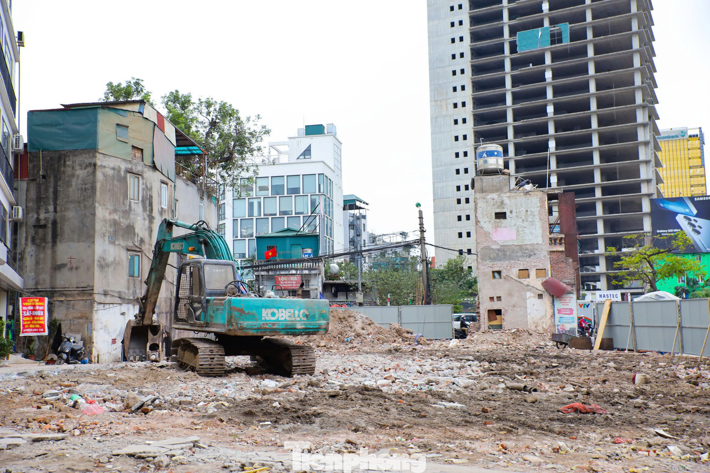 Thời điểm hiện tại, máy móc đang tháo dỡ một số công trình tại nút La Thành - Giảng Võ (quận Đống Đa).
