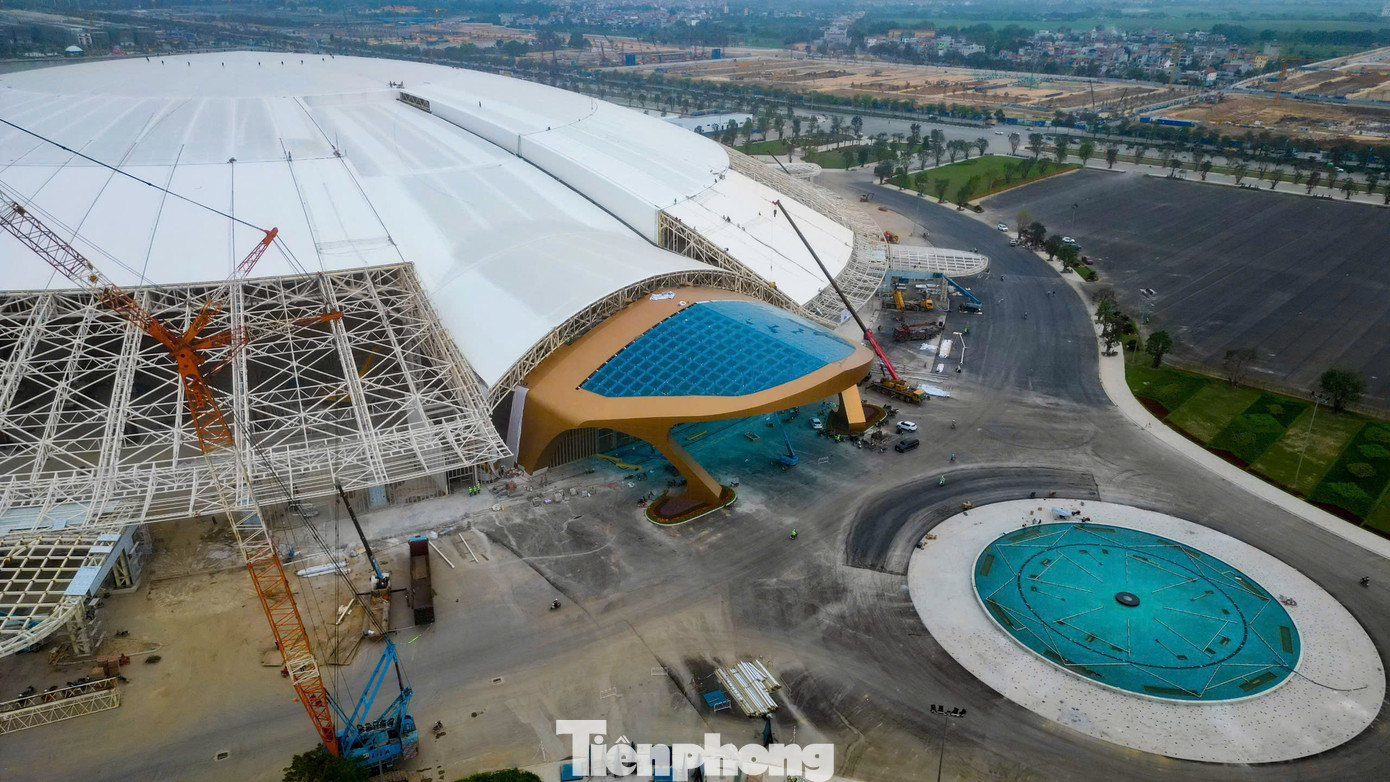 Không gian triển lãm được kiến tạo dưới khối mai thần Kim Quy vững chãi, chia thành 9 phân khu với diện tích hơn 10.000m2/phân khu và sảnh chính rộng lớn hơn 7.000m2. Phụ trợ cho không gian triển lãm trong nhà là các công trình chức năng được trang bị hiện đại như các phòng khánh tiết, phòng hội thảo, nhà hàng… đáp ứng nhu cầu tổ chức triển lãm trong mọi lĩnh vực, ngành nghề.