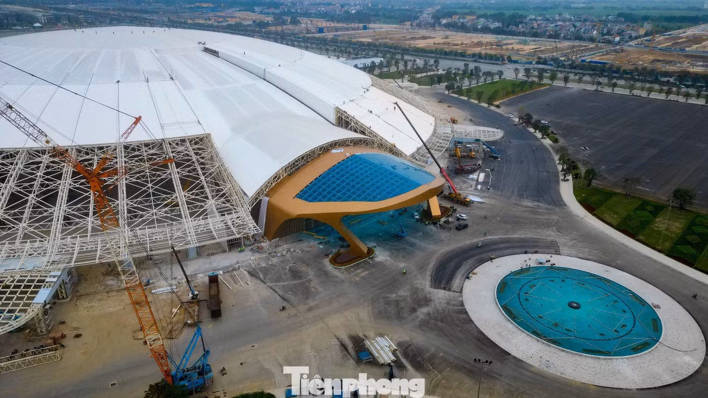 Không gian triển lãm được kiến tạo dưới khối mai thần Kim Quy vững chãi, chia thành 9 phân khu với diện tích hơn 10.000m2/phân khu và sảnh chính rộng lớn hơn 7.000m2. Phụ trợ cho không gian triển lãm trong nhà là các công trình chức năng được trang bị hiện đại như các phòng khánh tiết, phòng hội thảo, nhà hàng… đáp ứng nhu cầu tổ chức triển lãm trong mọi lĩnh vực, ngành nghề.